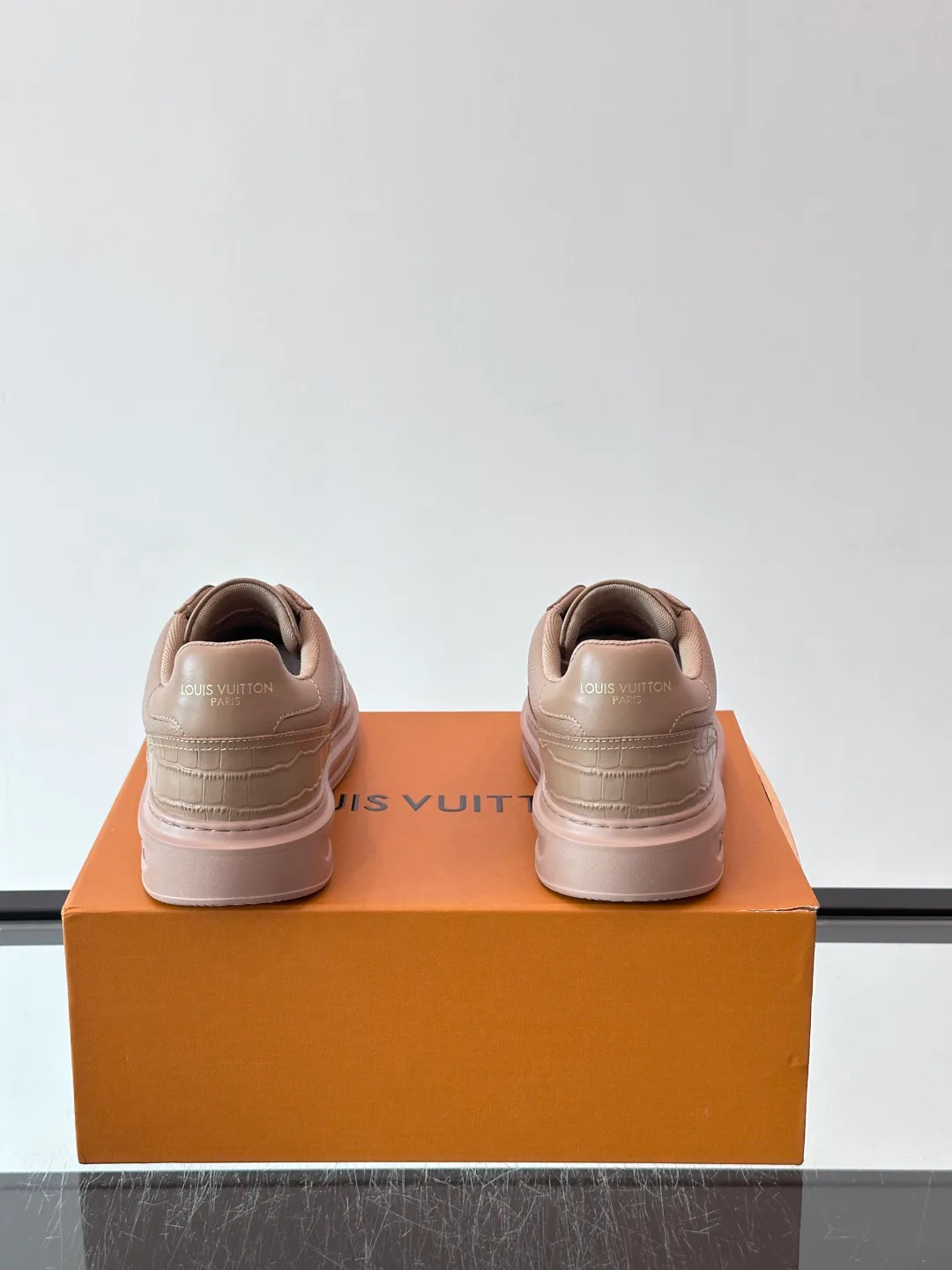 Кроссовки Женские Louis Vuitton 18400578