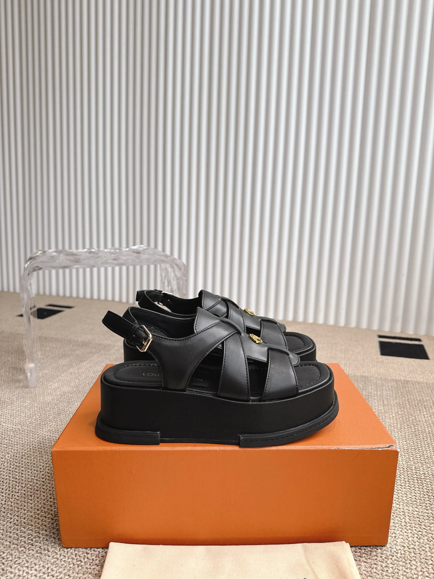Босоножки Женские Louis Vuitton 17499594
