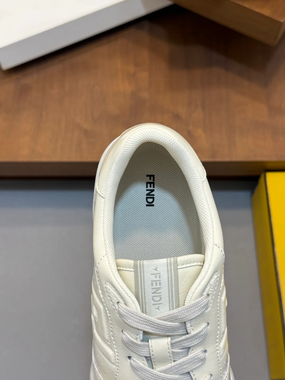 Кроссовки Женские Fendi 18716117