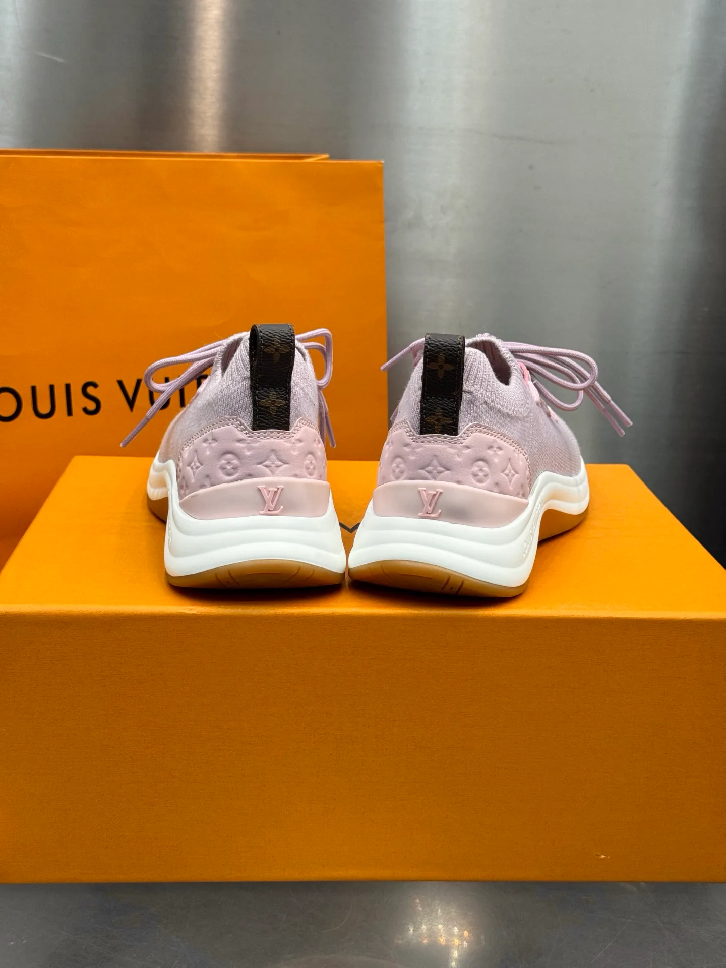 Кроссовки Женские Louis Vuitton 18202474