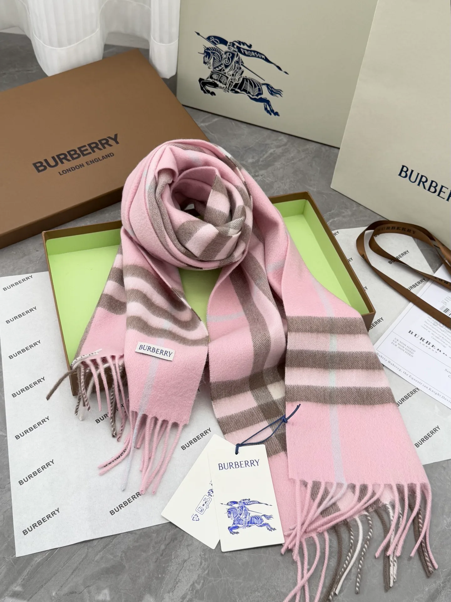 Шарфы Burberry 18675603