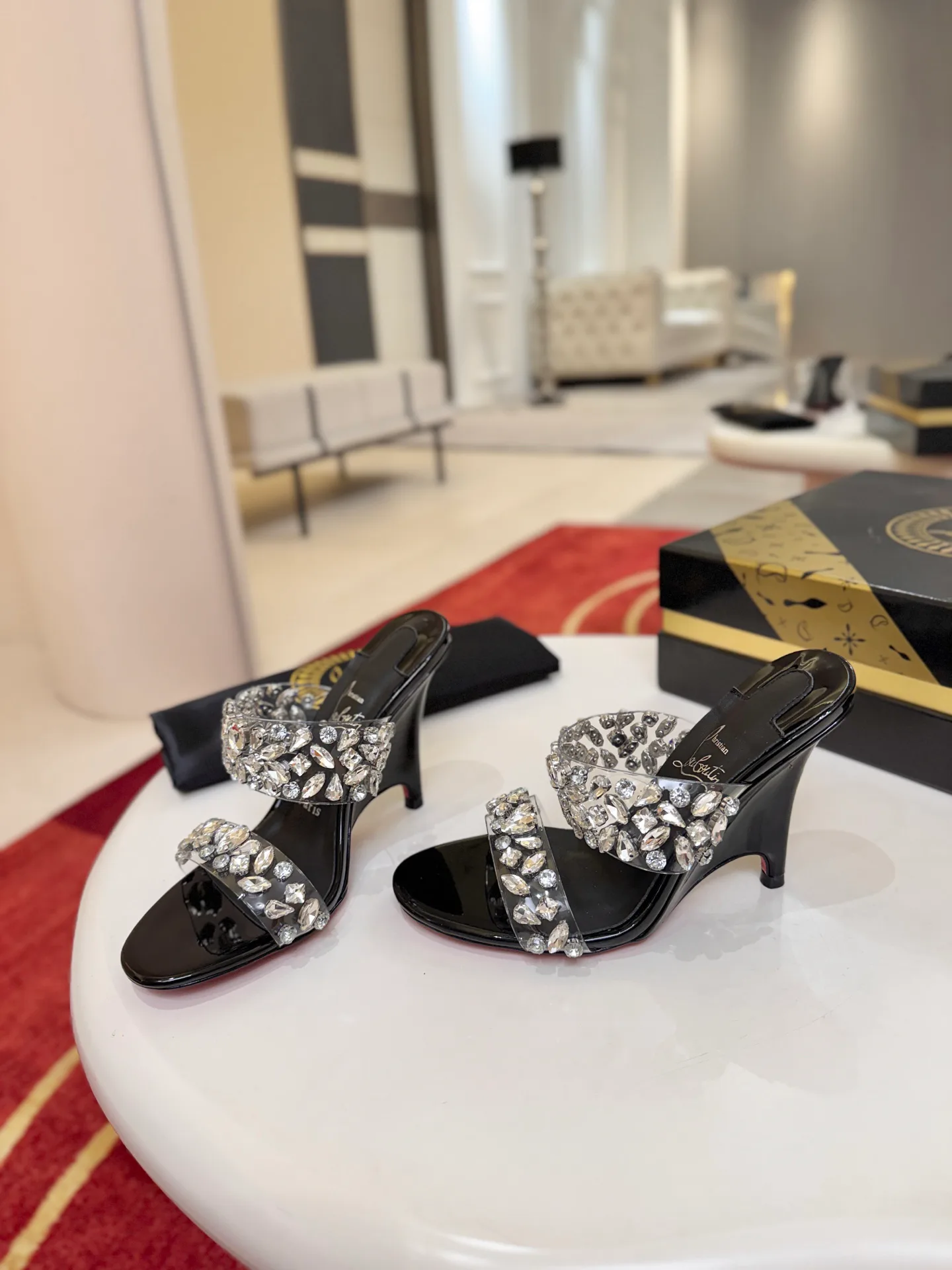 Босоножки Женские Christian Louboutin 18549160