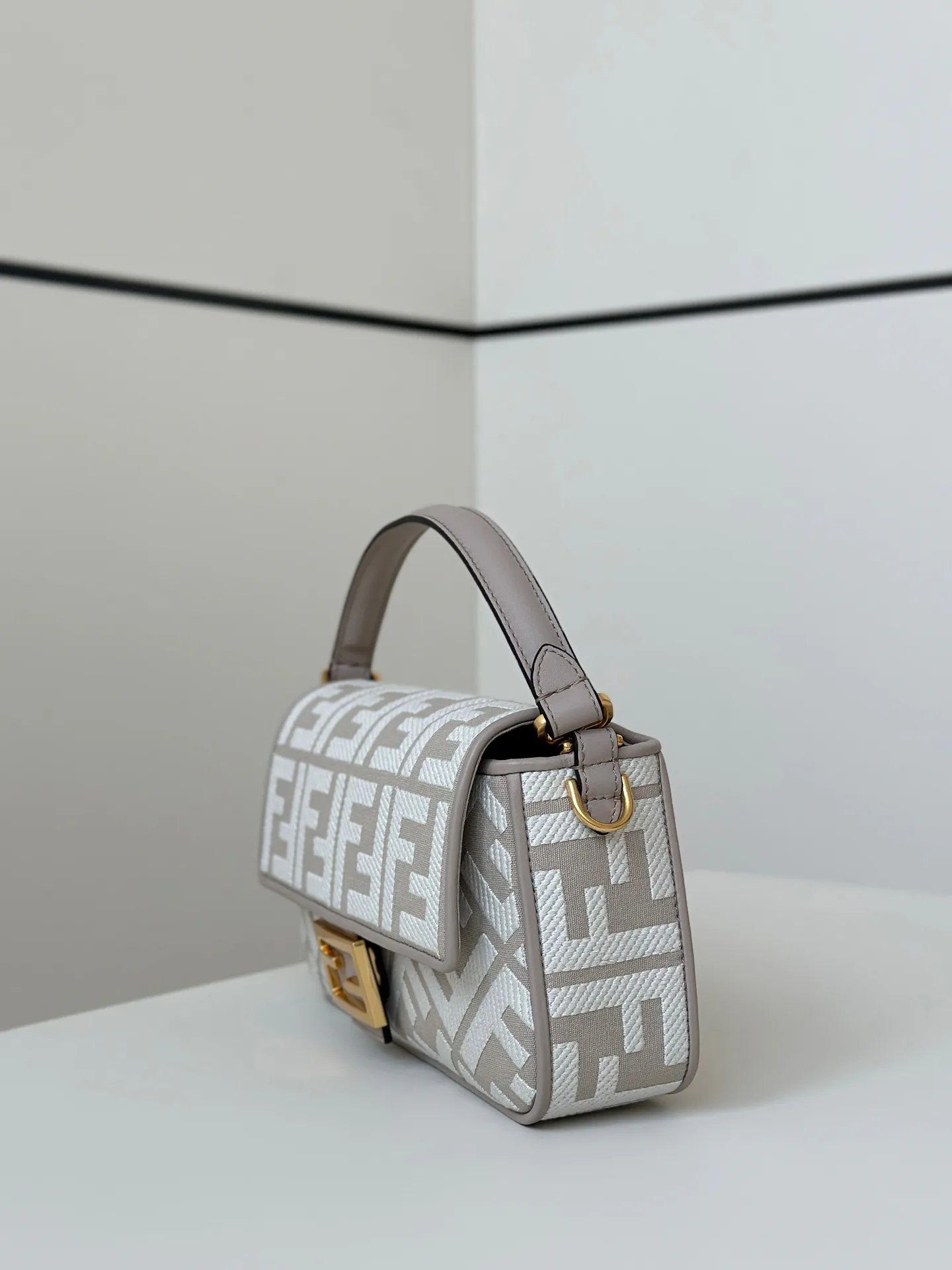 Классические Сумки Женские Fendi 18116176