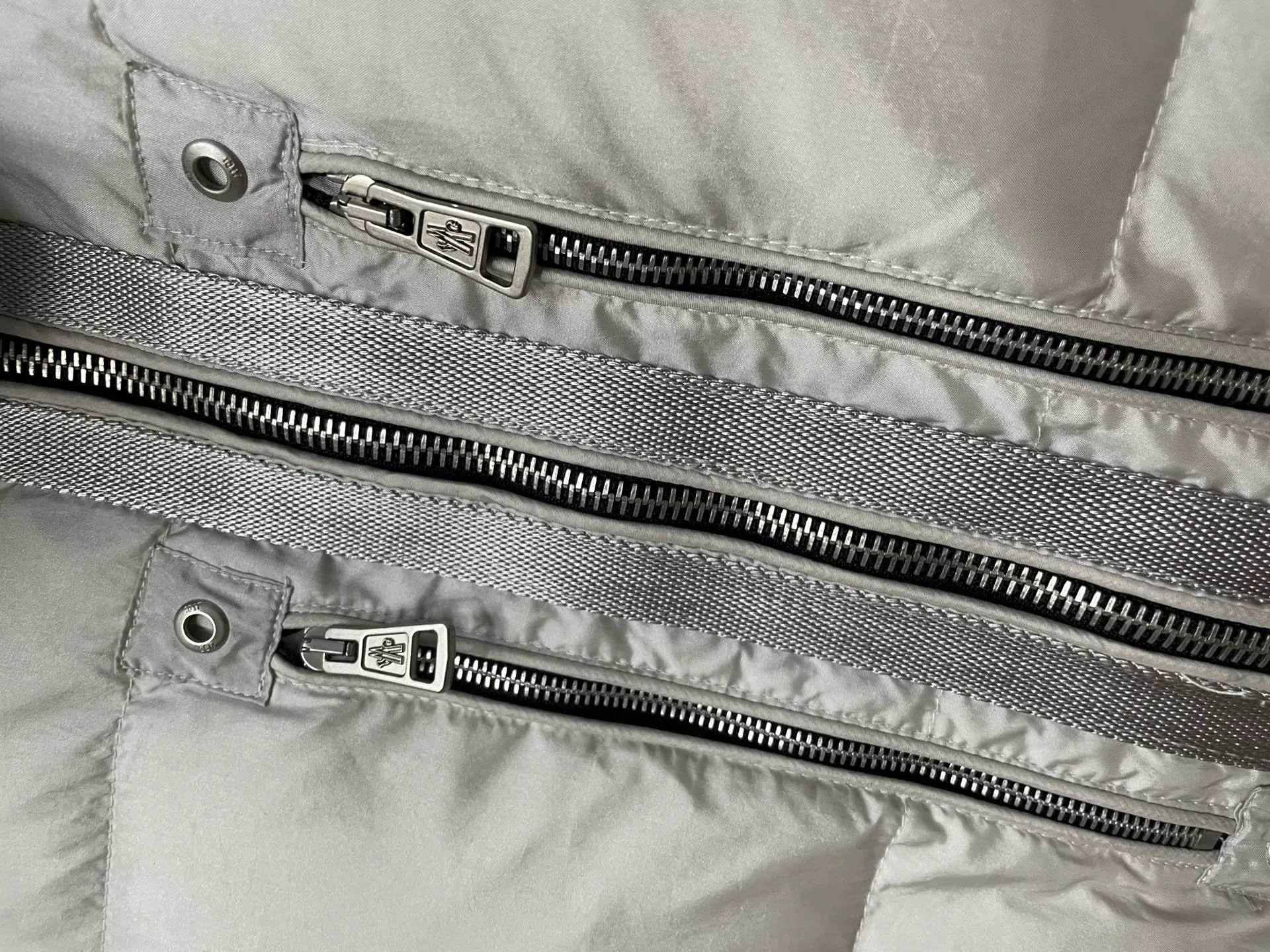 Куртки И Пуховики Мужские Moncler 384111