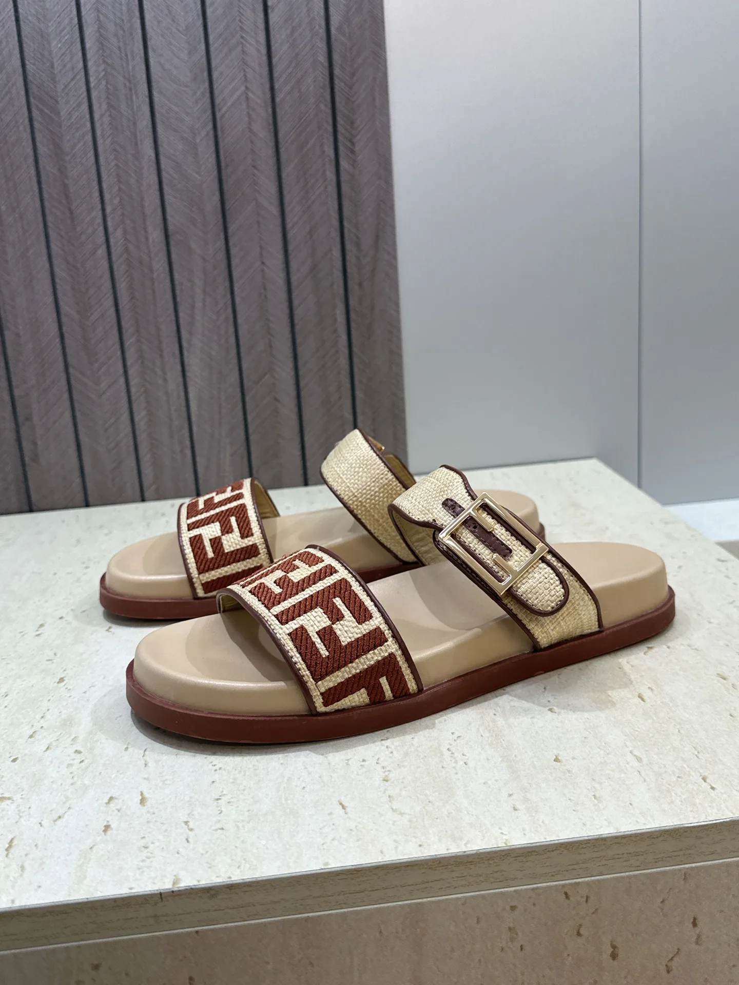 Шлепанцы Женские Fendi 16910446