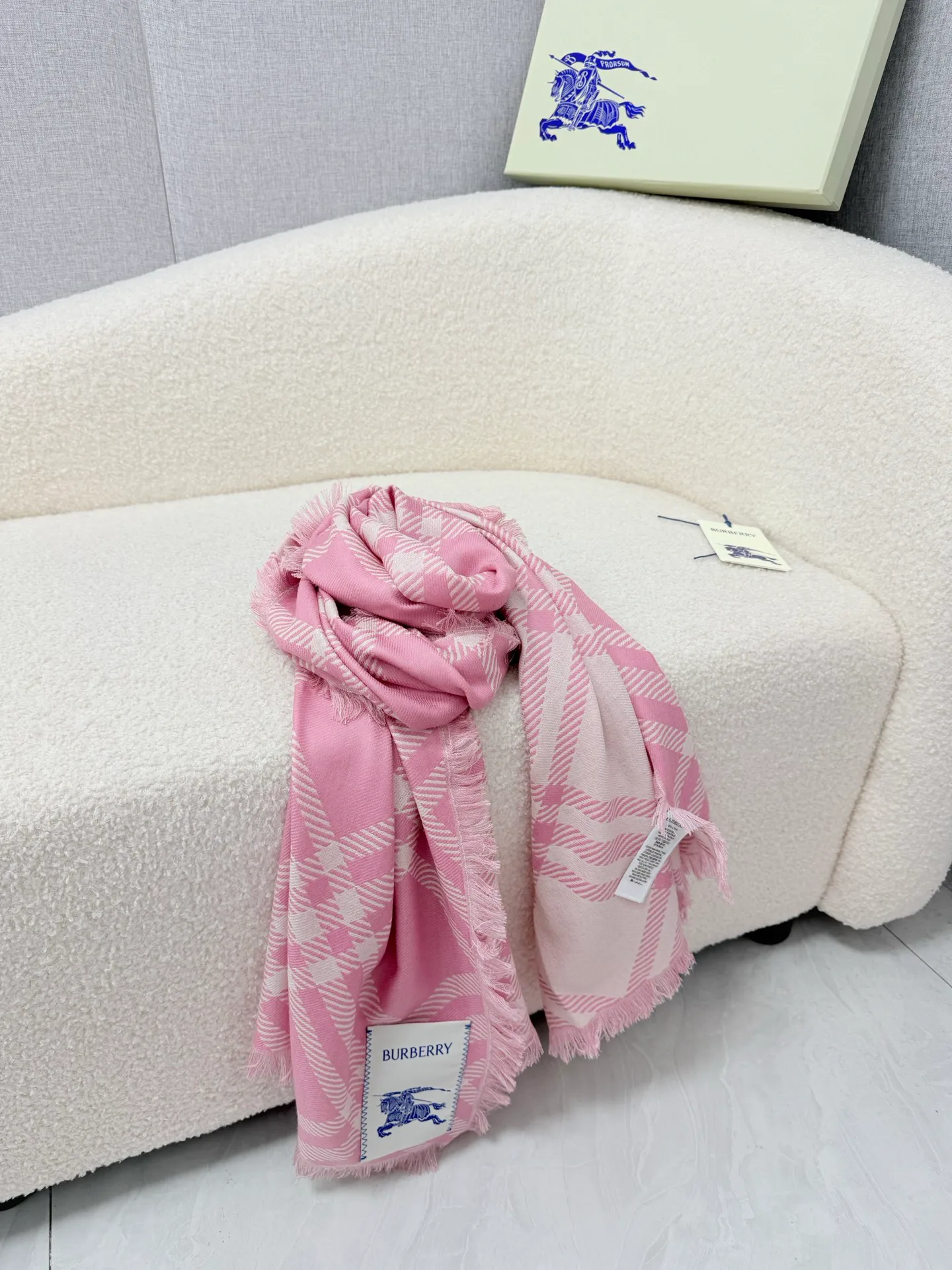 Шарфы Burberry 18322315