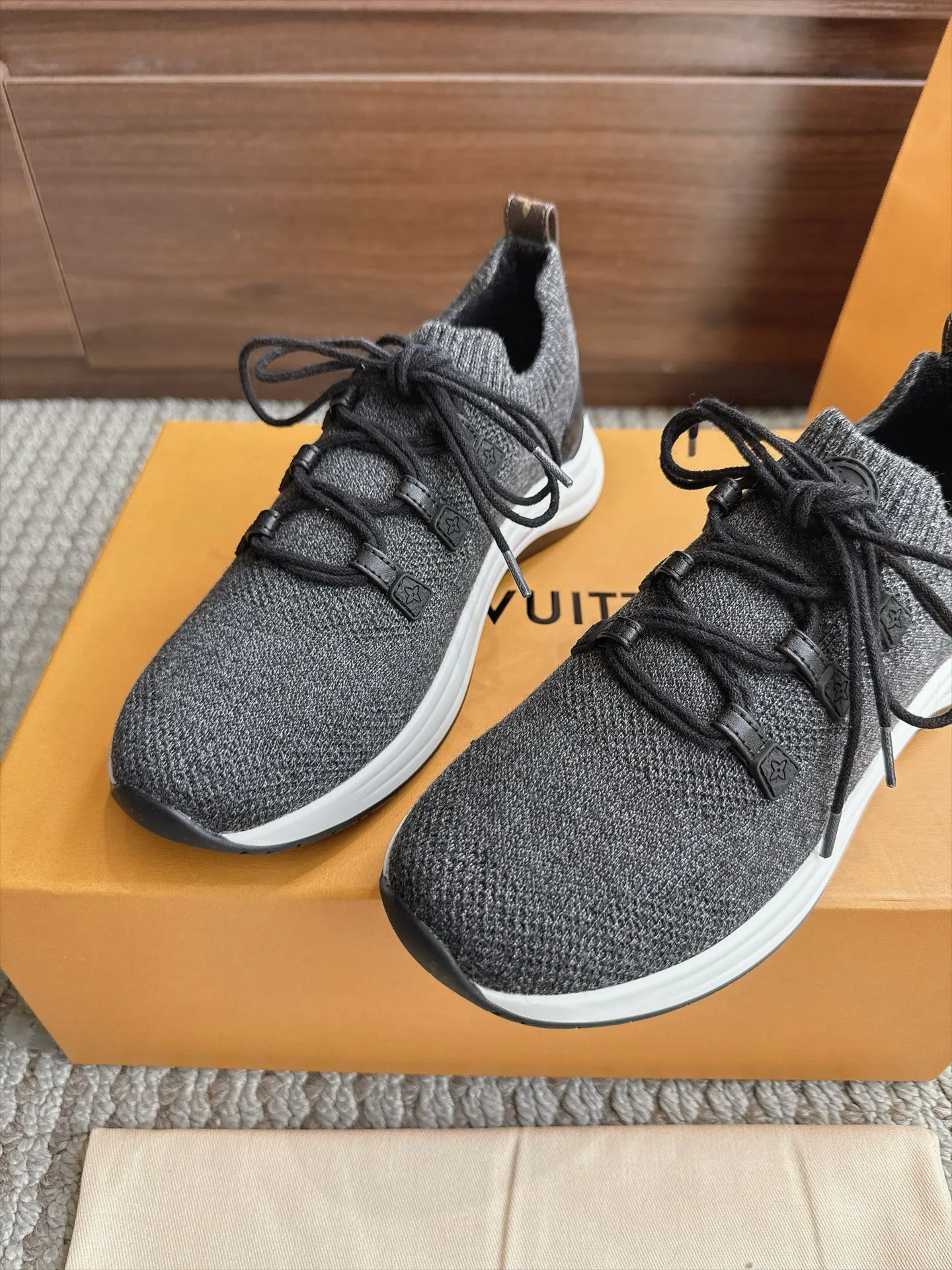 Кроссовки Женские Louis Vuitton 18333246
