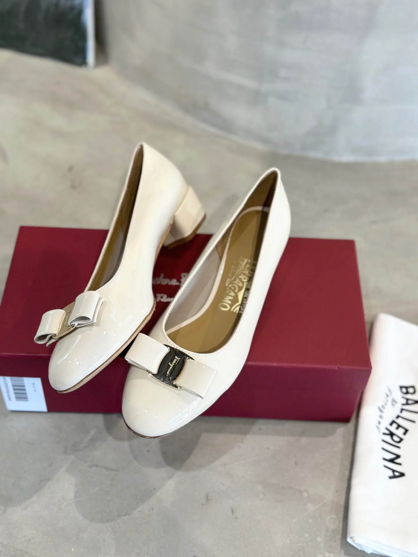 Туфли Женские Salvatore Ferragamo 18340703