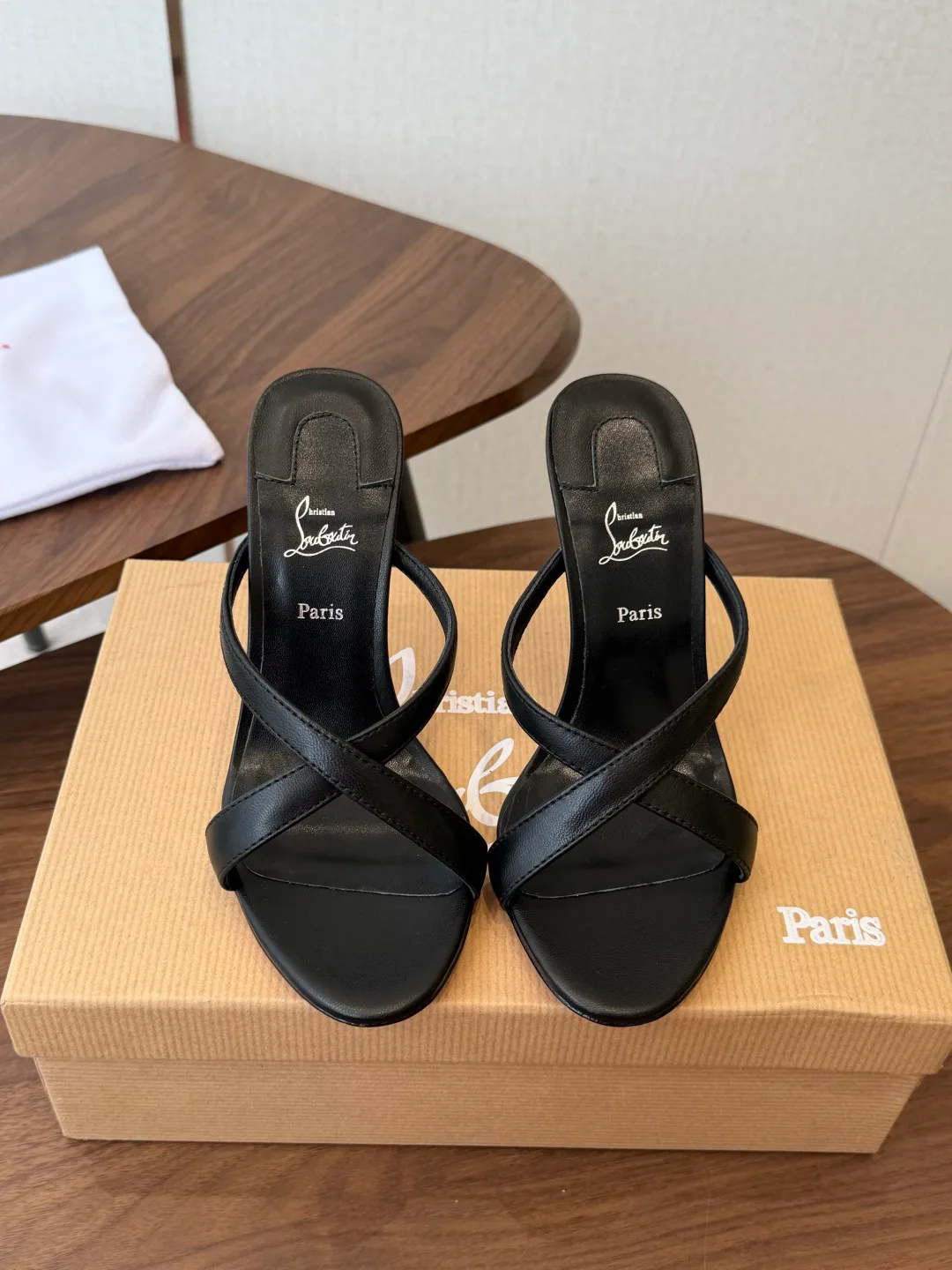 Босоножки Женские Christian Louboutin 18183094