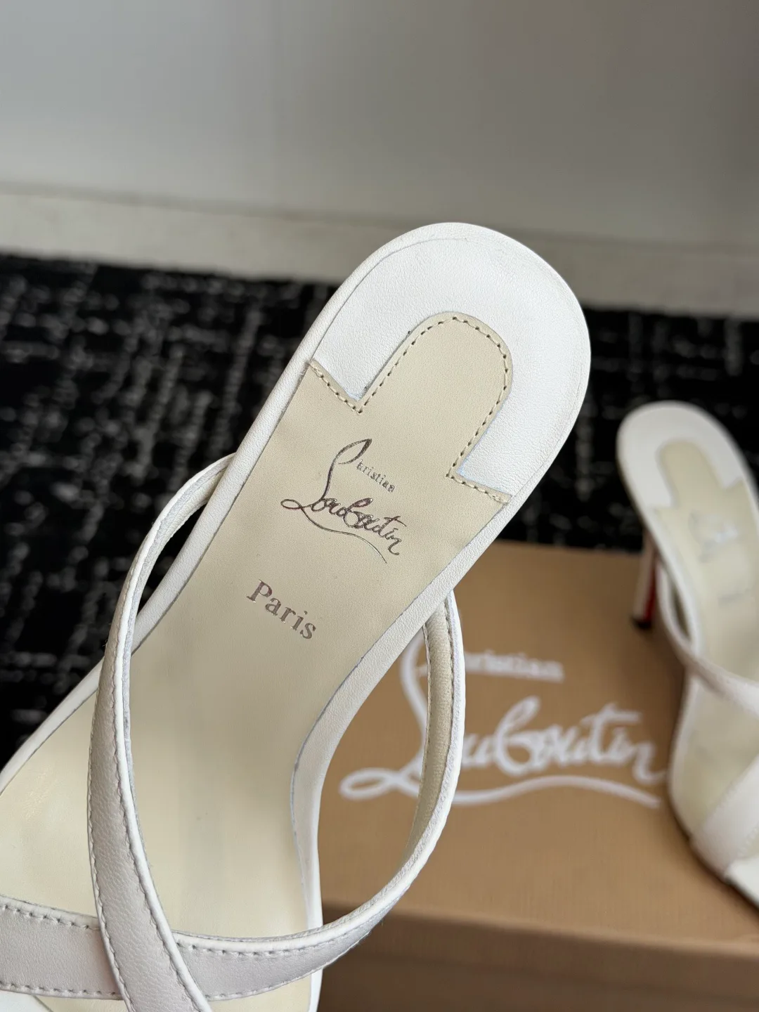 Босоножки Женские Christian Louboutin 17936546