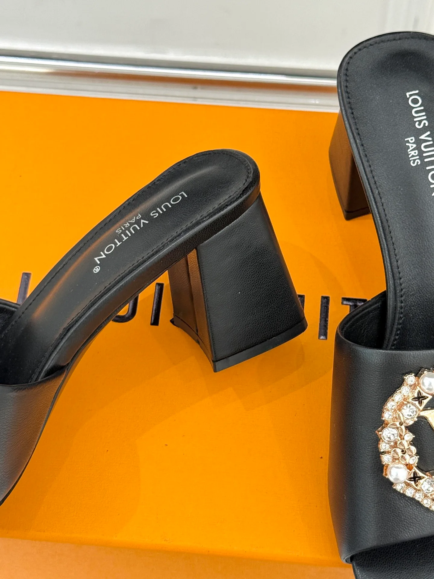 Шлепанцы Женские Louis Vuitton 2768100