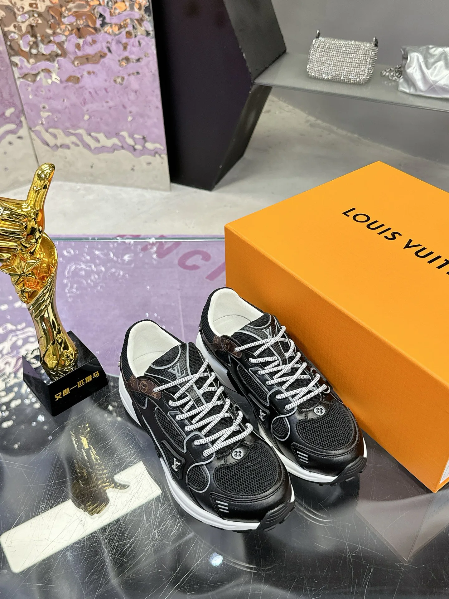 Кроссовки Женские Louis Vuitton 17530429