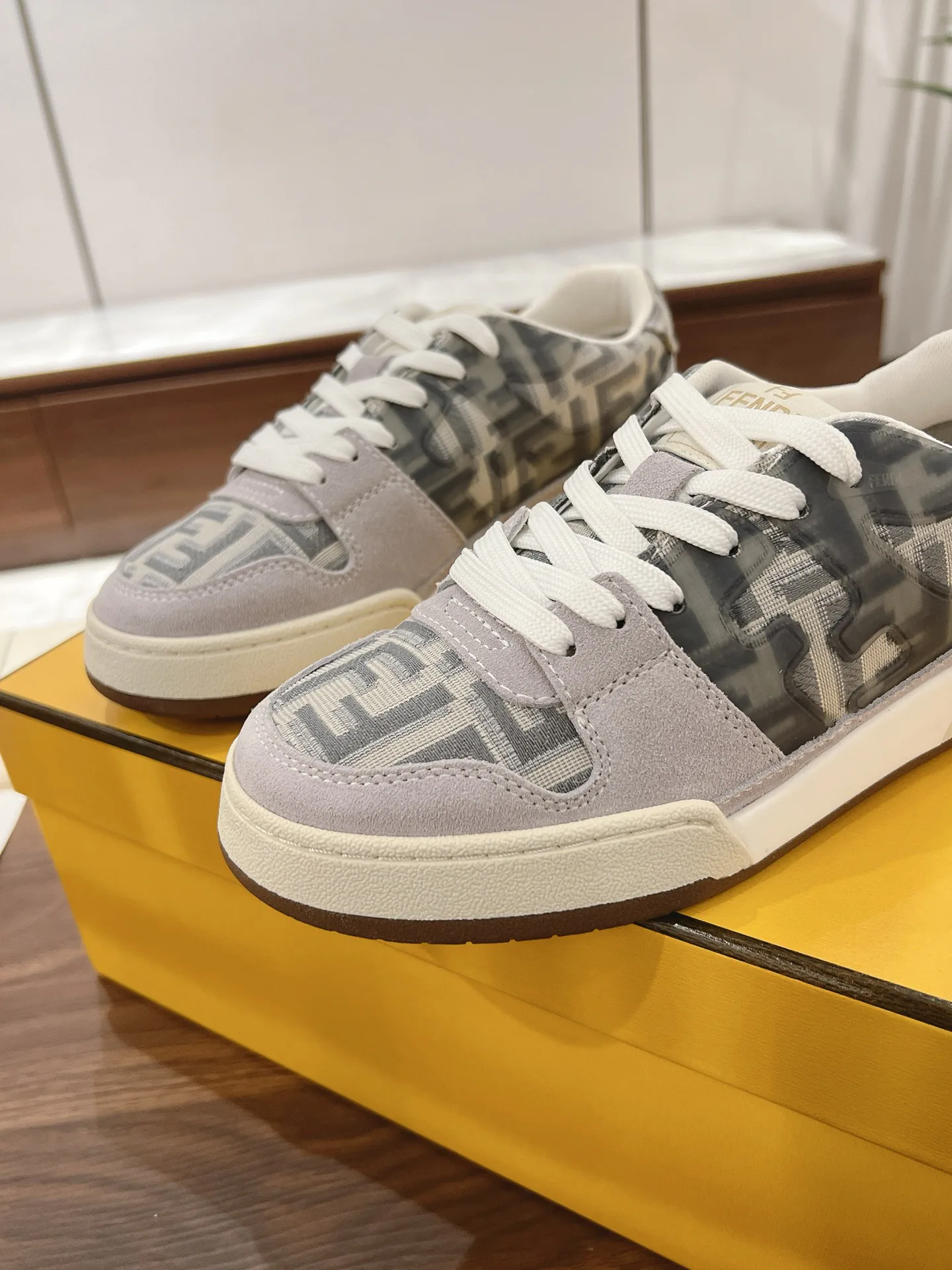 Кроссовки Женские Fendi 18219606