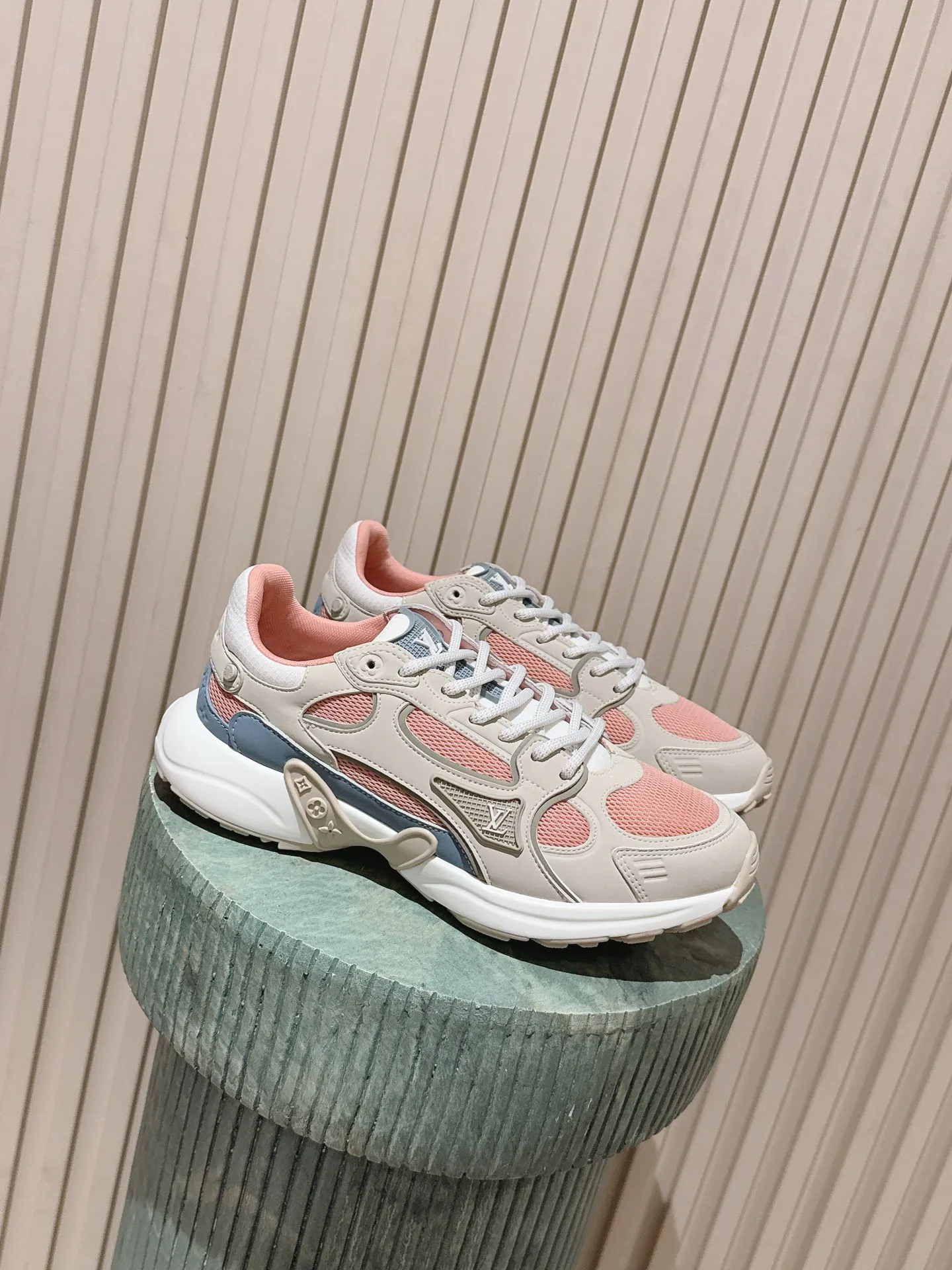 Кроссовки Женские Louis Vuitton 11241500