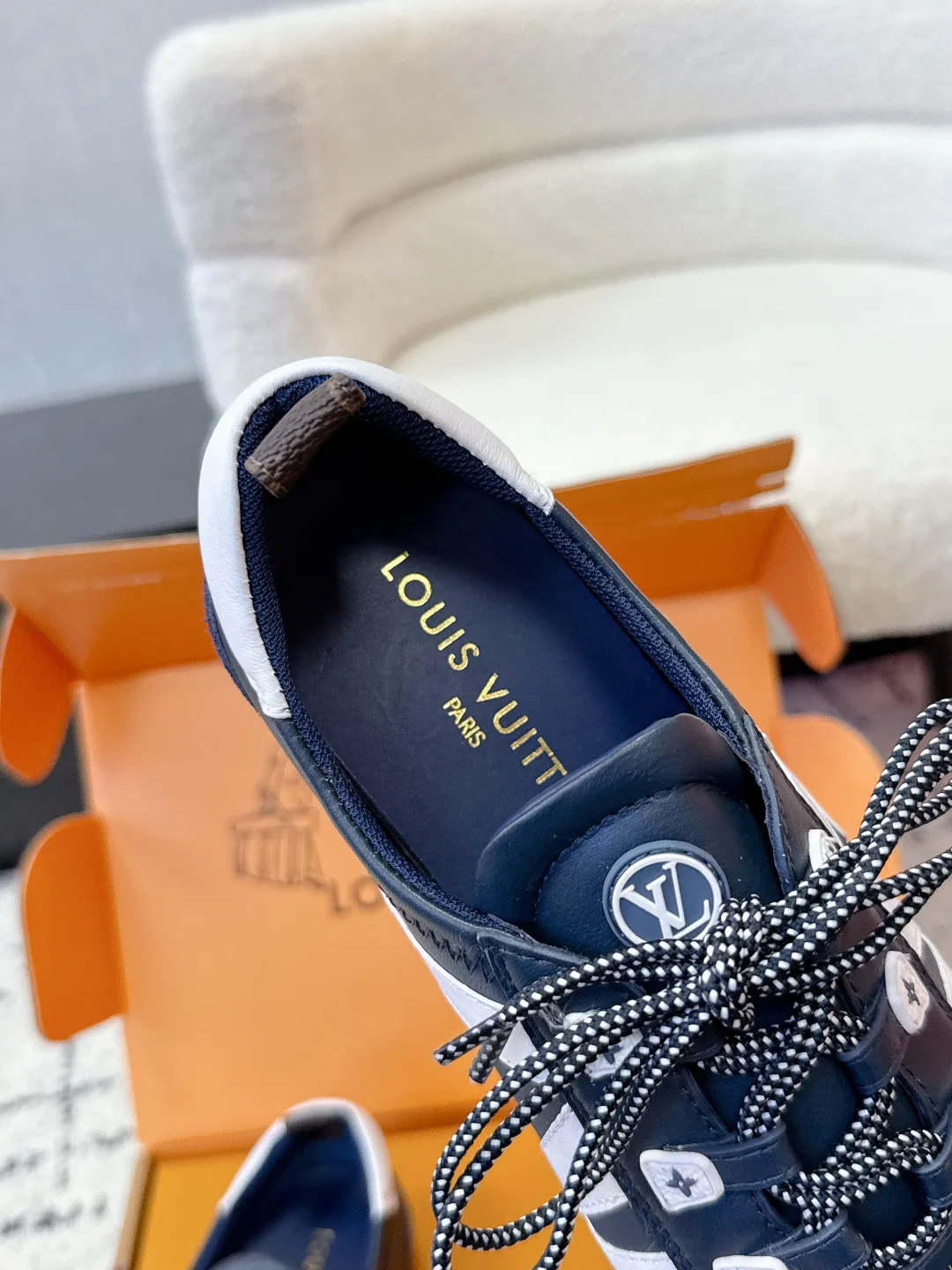 Кроссовки Женские Louis Vuitton 18409670