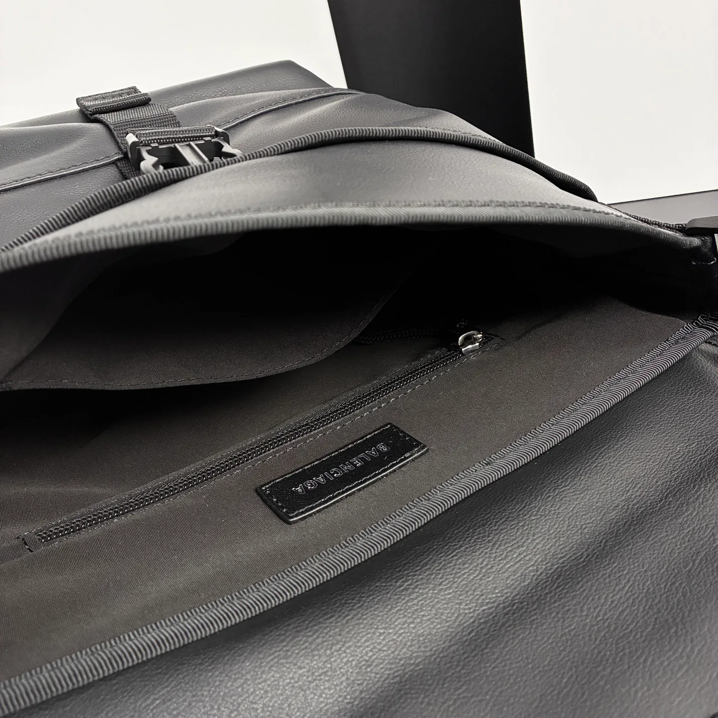 Сумки На Ремне Женские Balenciaga 18136515