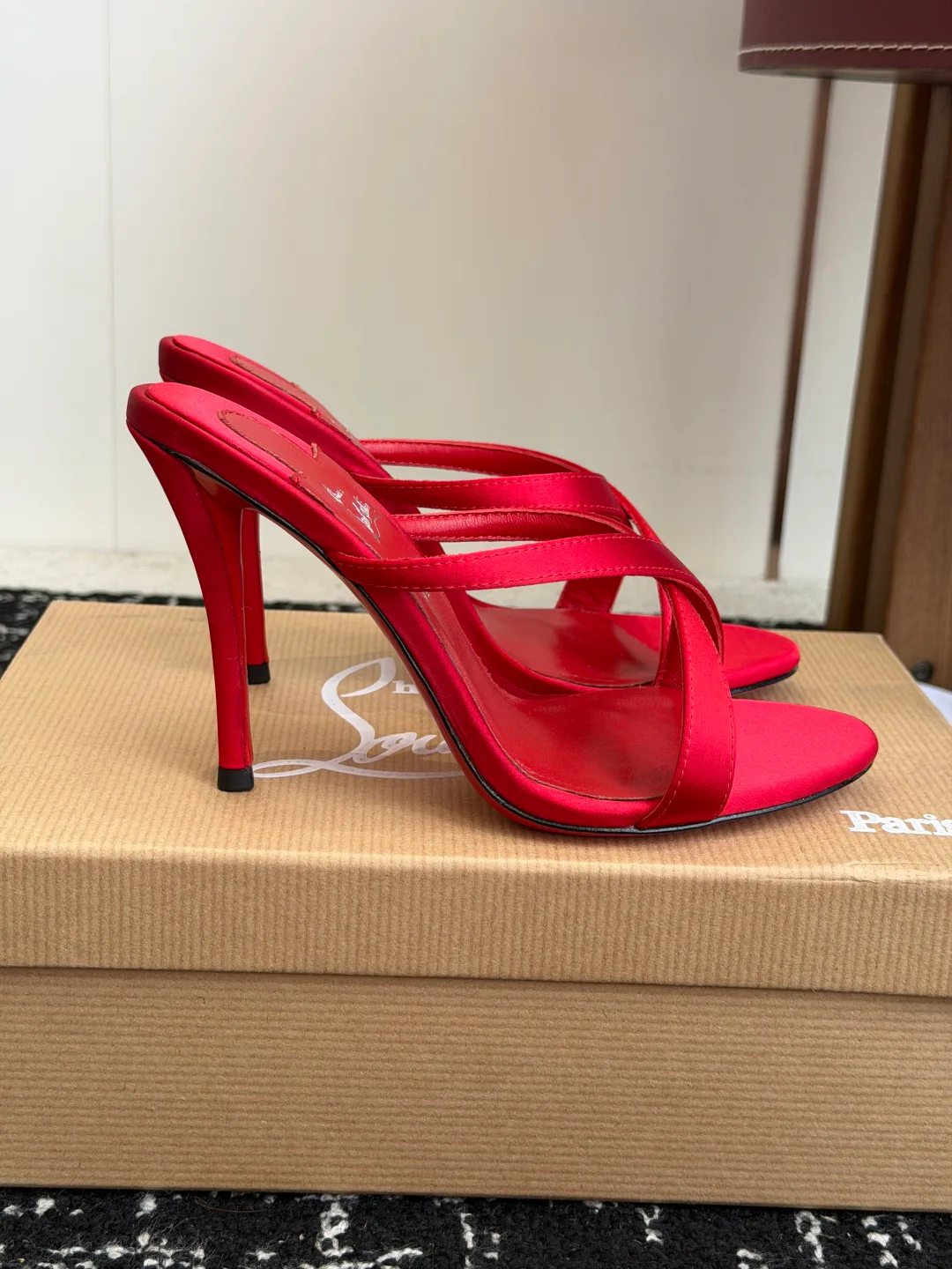 Босоножки Женские Christian Louboutin 17936545