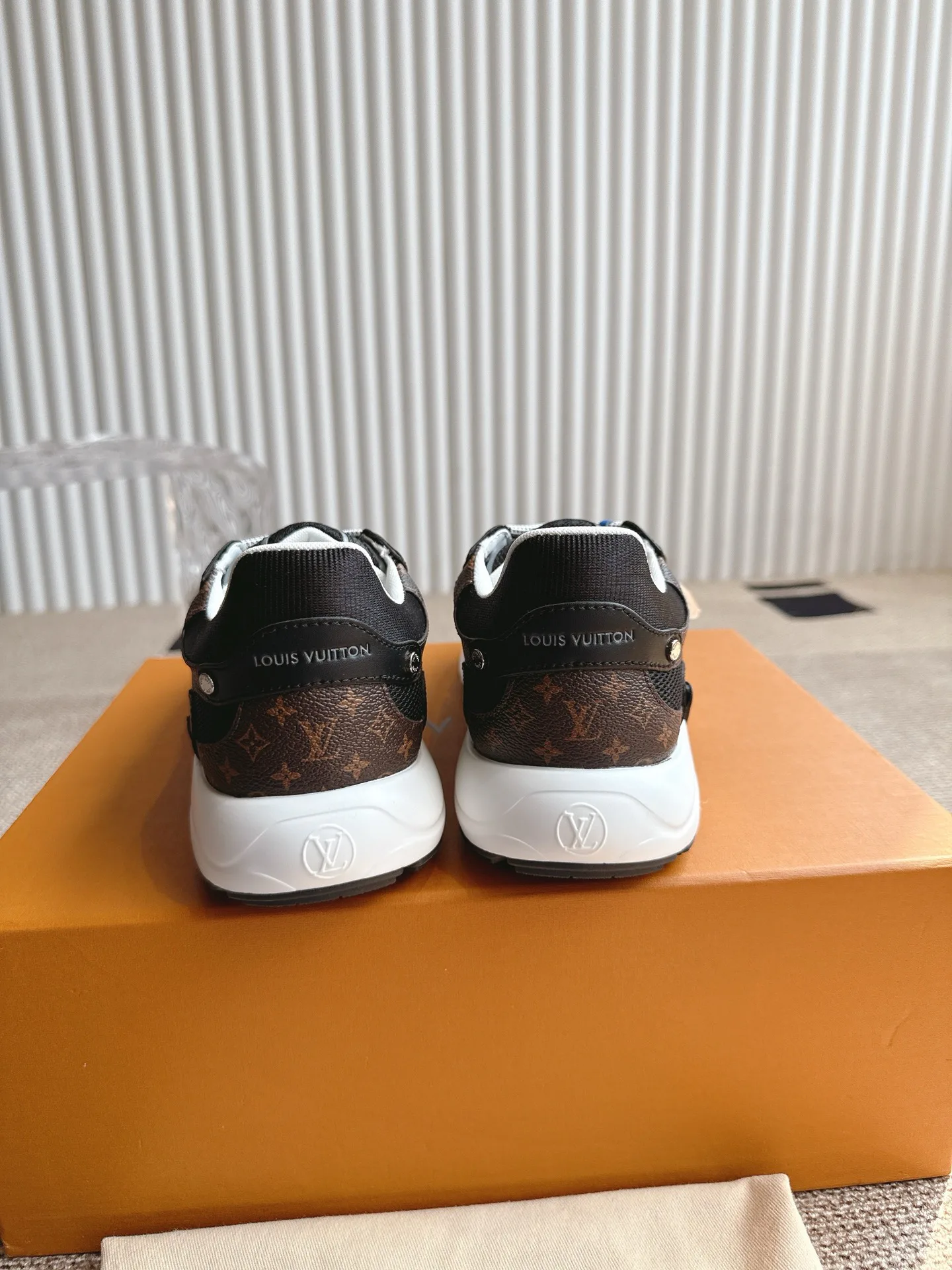 Кроссовки Женские Louis Vuitton 13351298