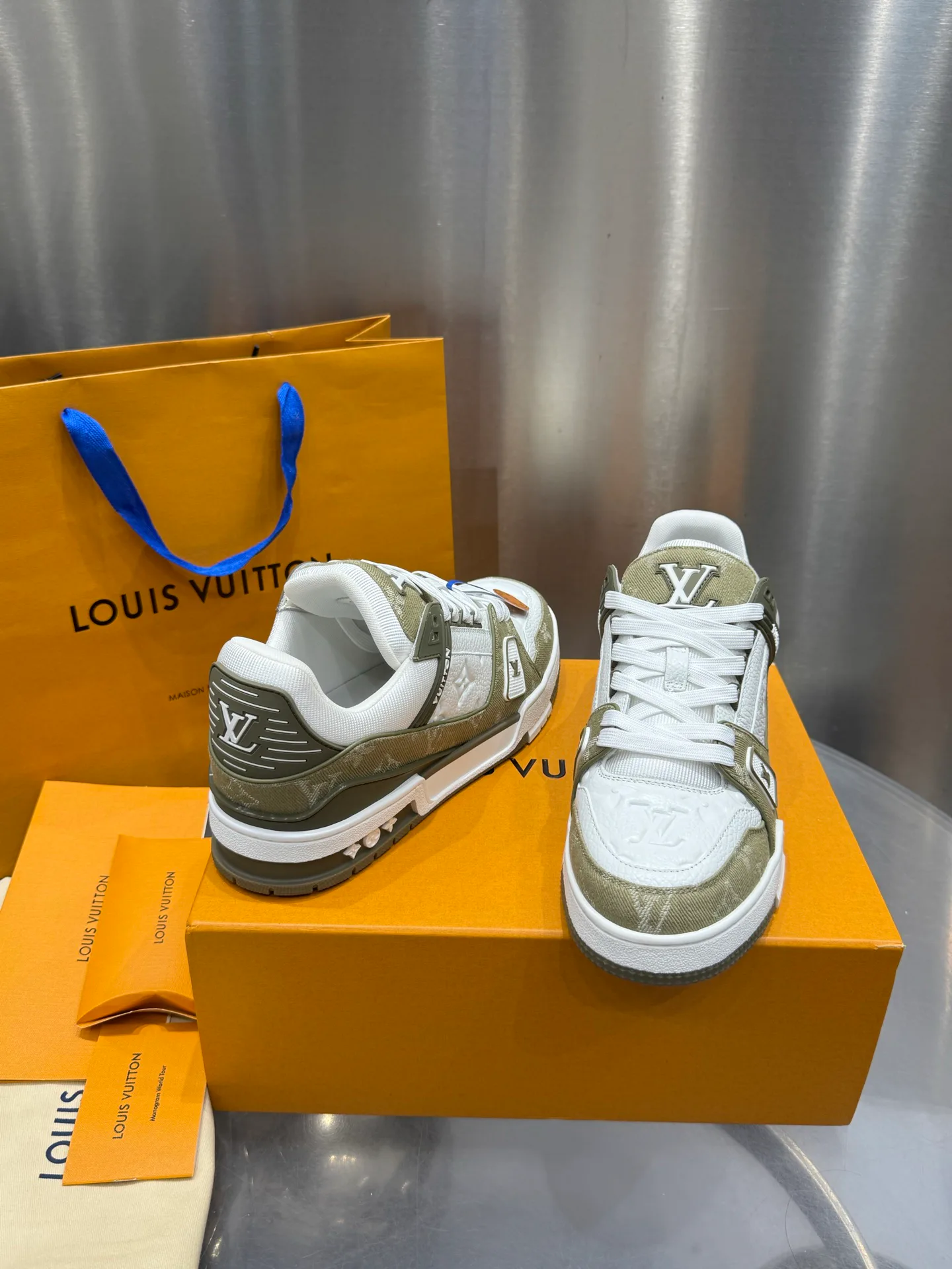 Кроссовки Женские Louis Vuitton 19073345
