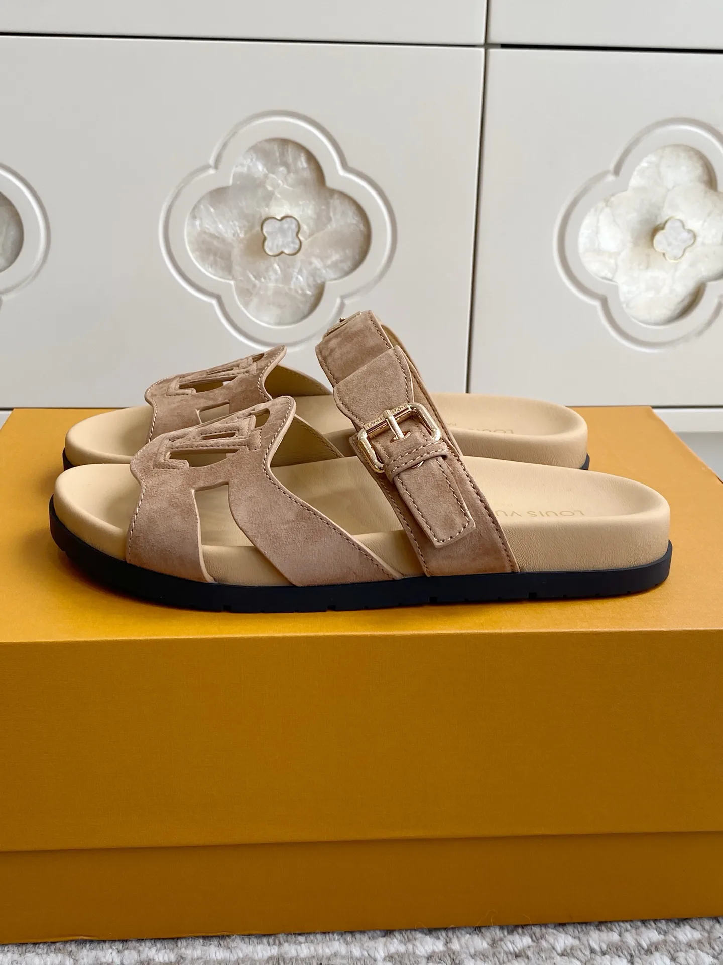 Шлепанцы Женские Louis Vuitton 17572154