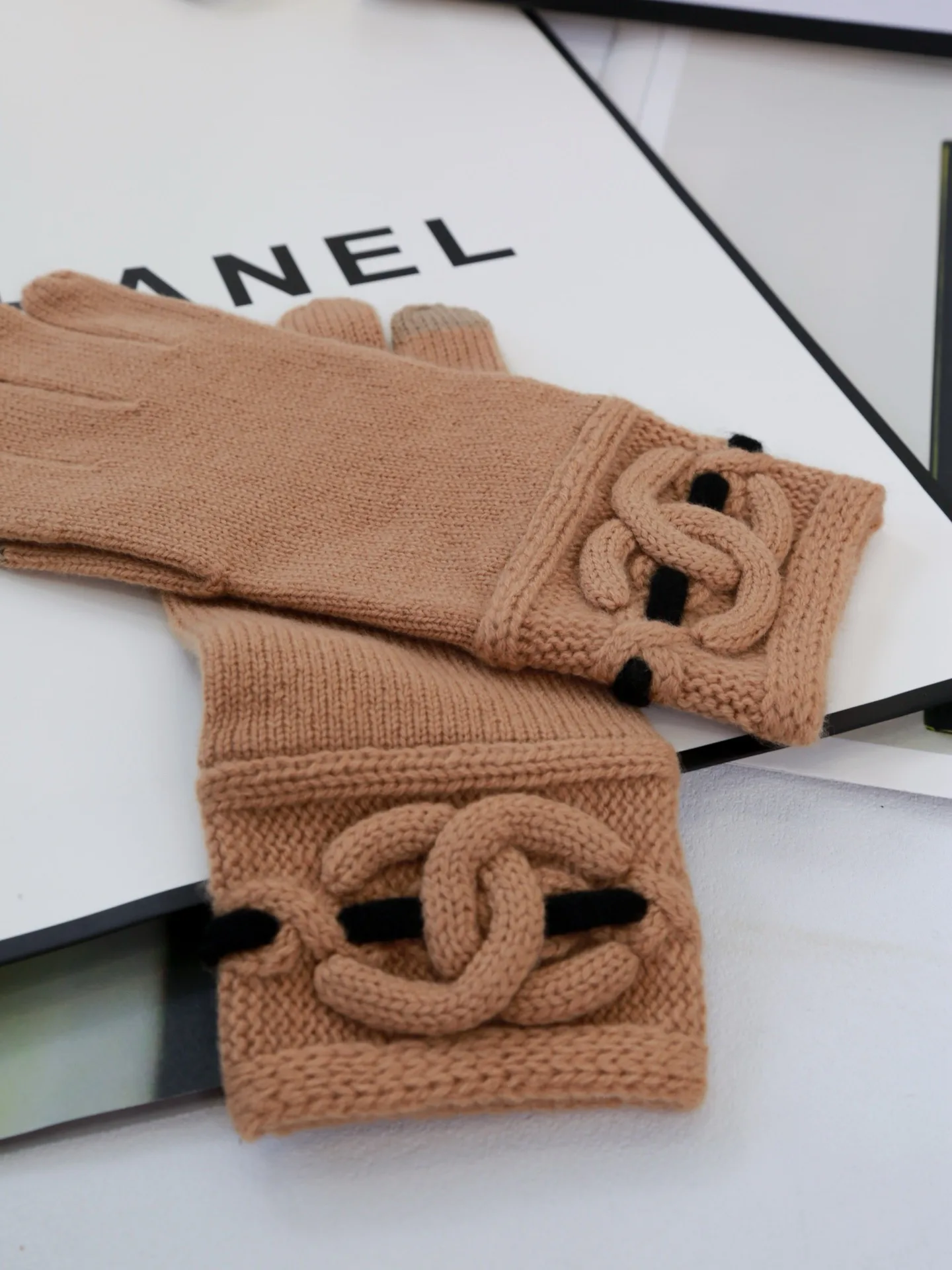 Головные Уборы Chanel 18427045
