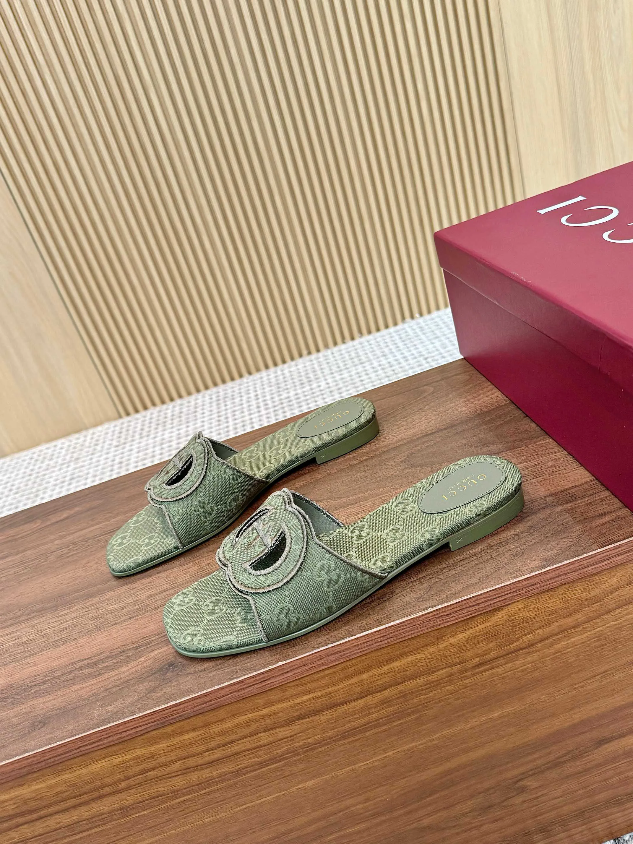 Шлепанцы Женские Gucci 11890972