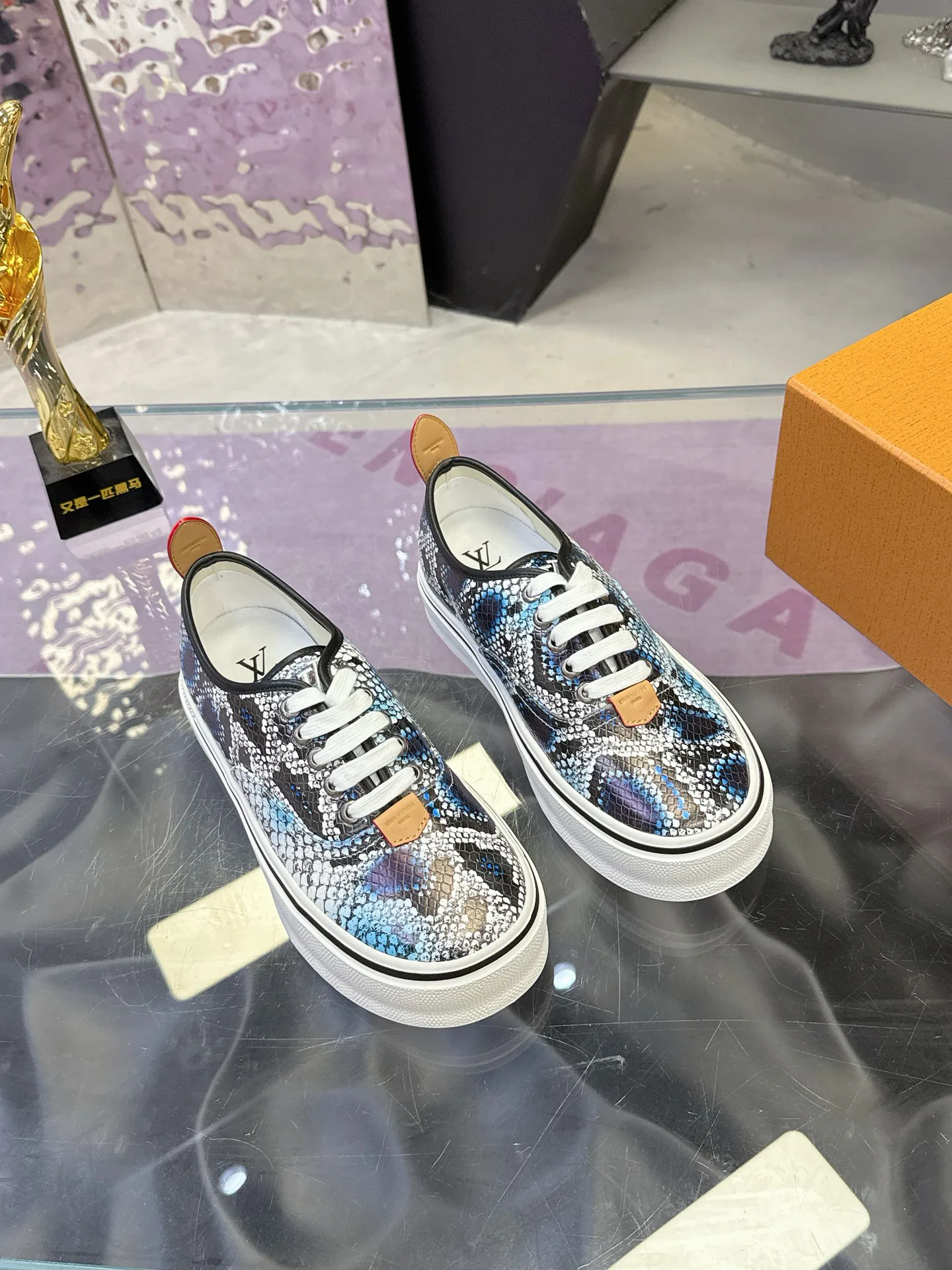 Кроссовки Мужские Louis Vuitton 17930910