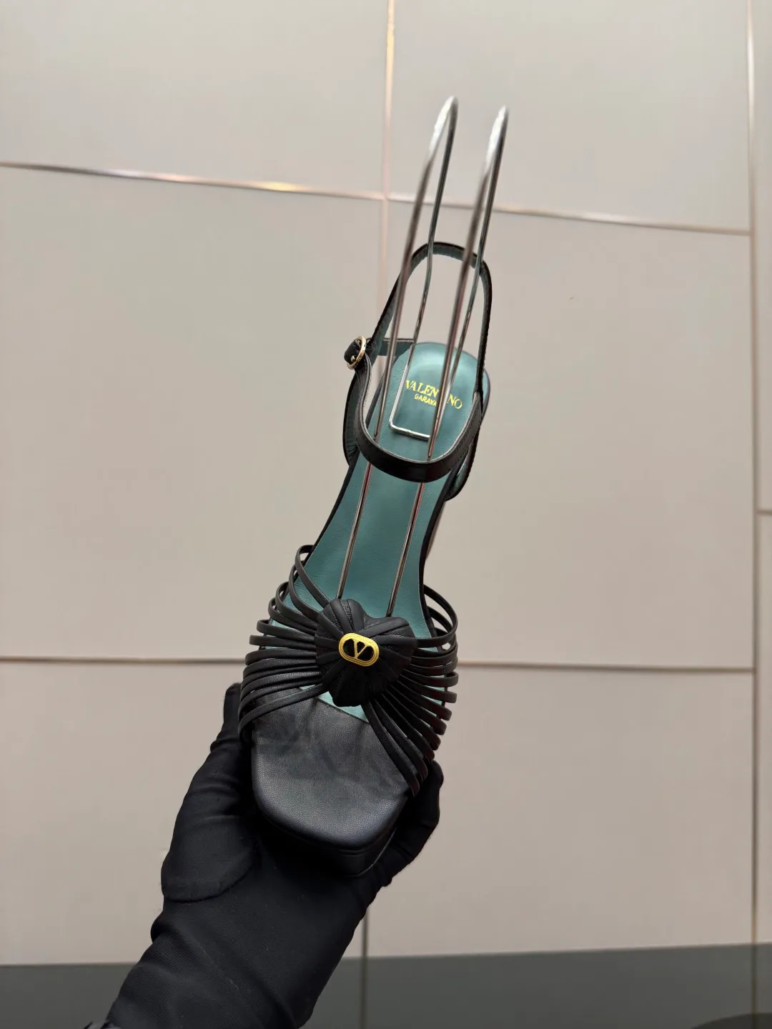 Босоножки Женские Valentino 5052050