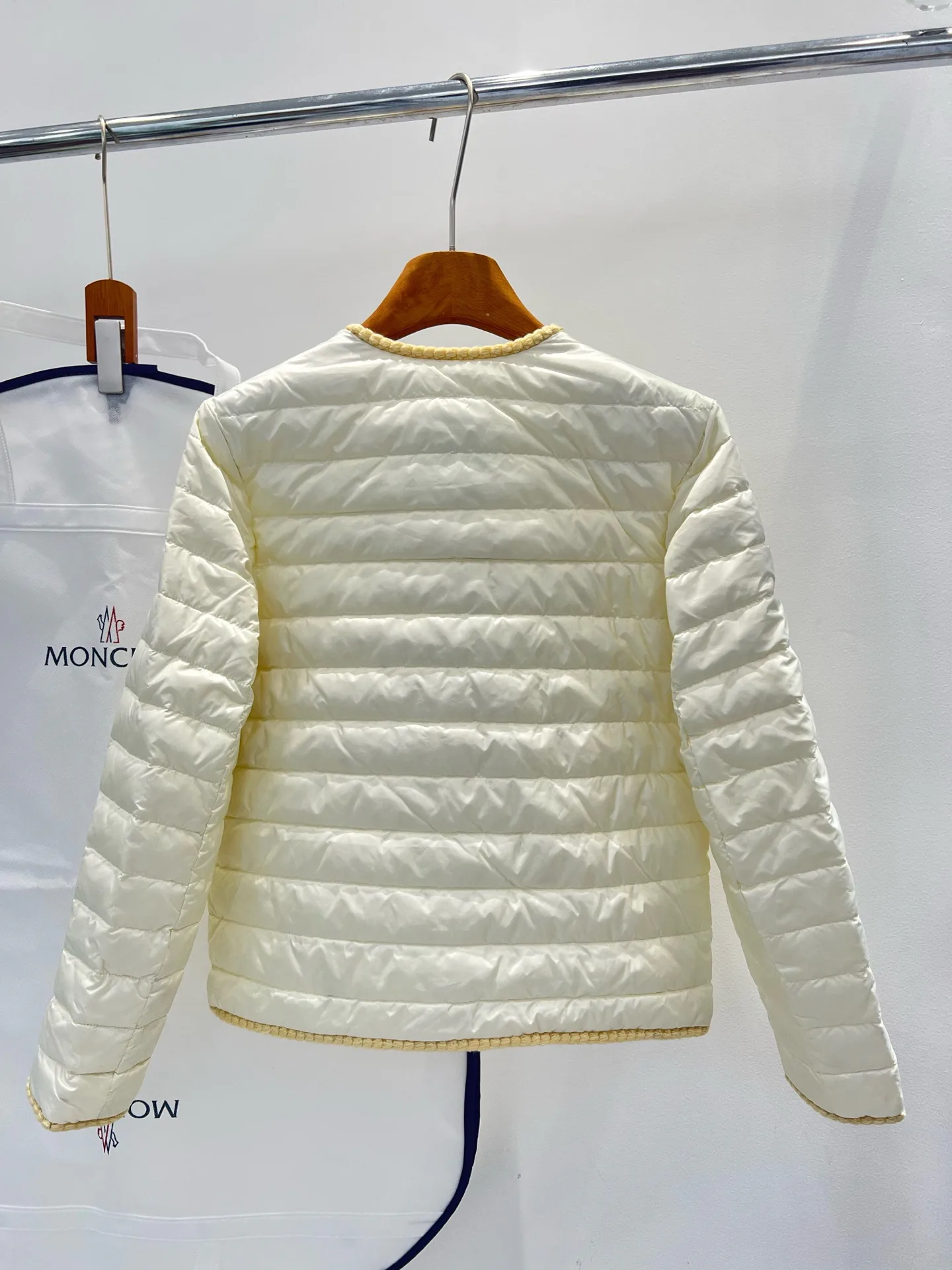 Куртки И Пуховики Женские Moncler 17959344