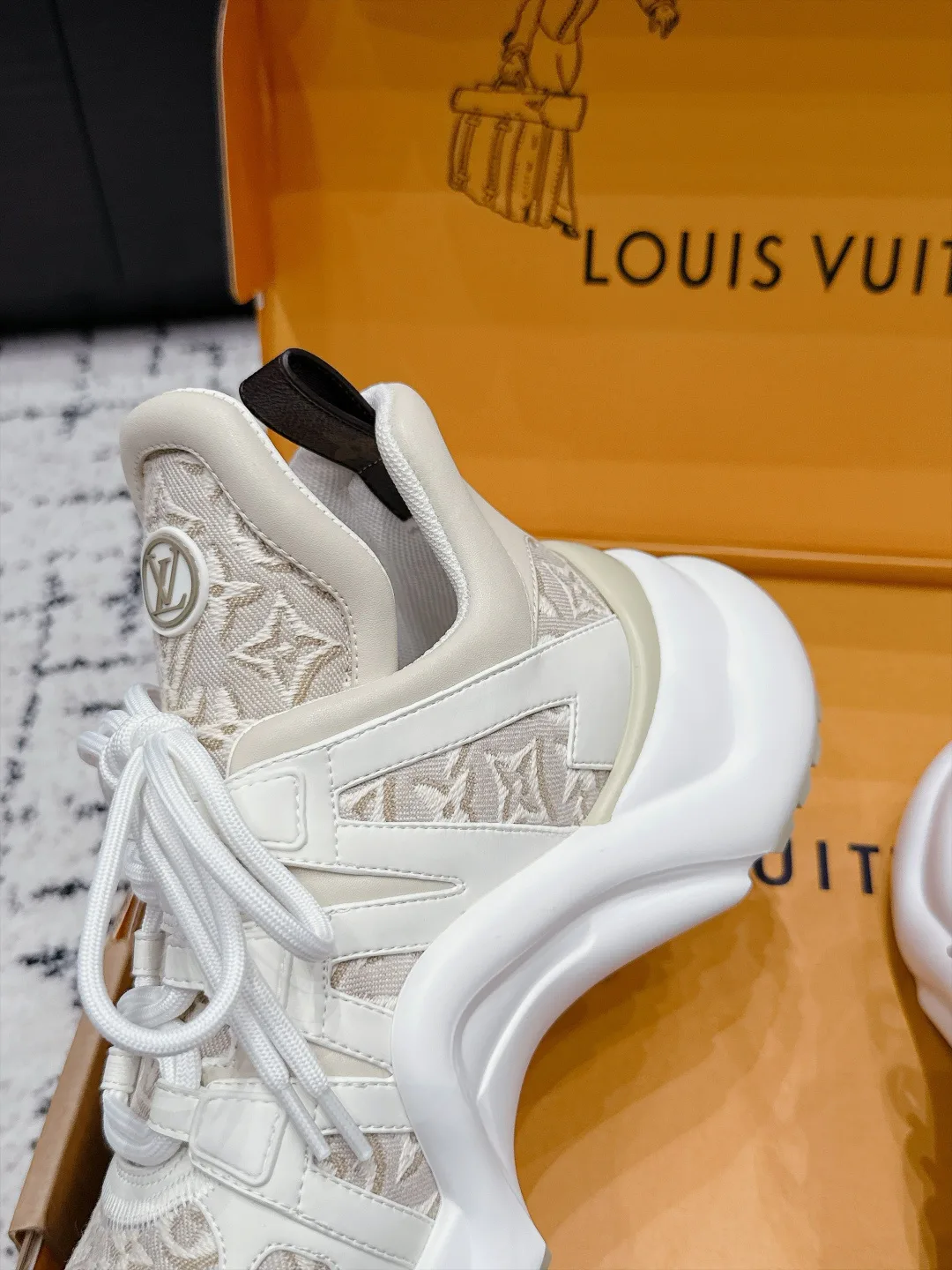 Кроссовки Женские Louis Vuitton 18505471