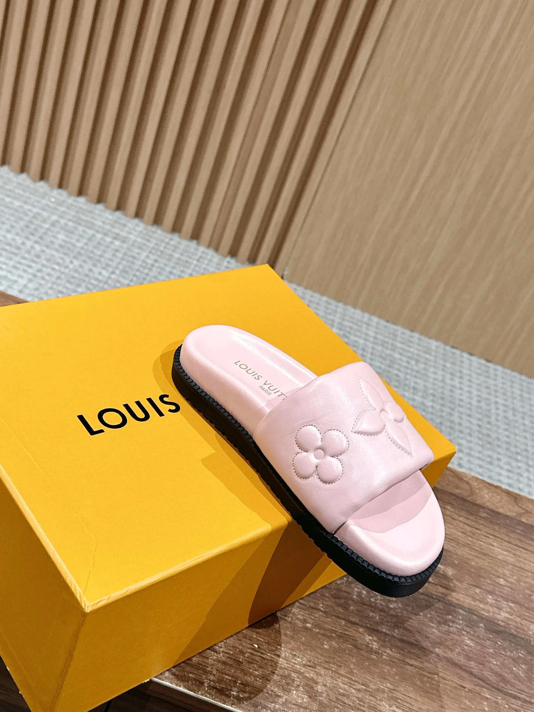 Шлепанцы Женские Louis Vuitton 29907