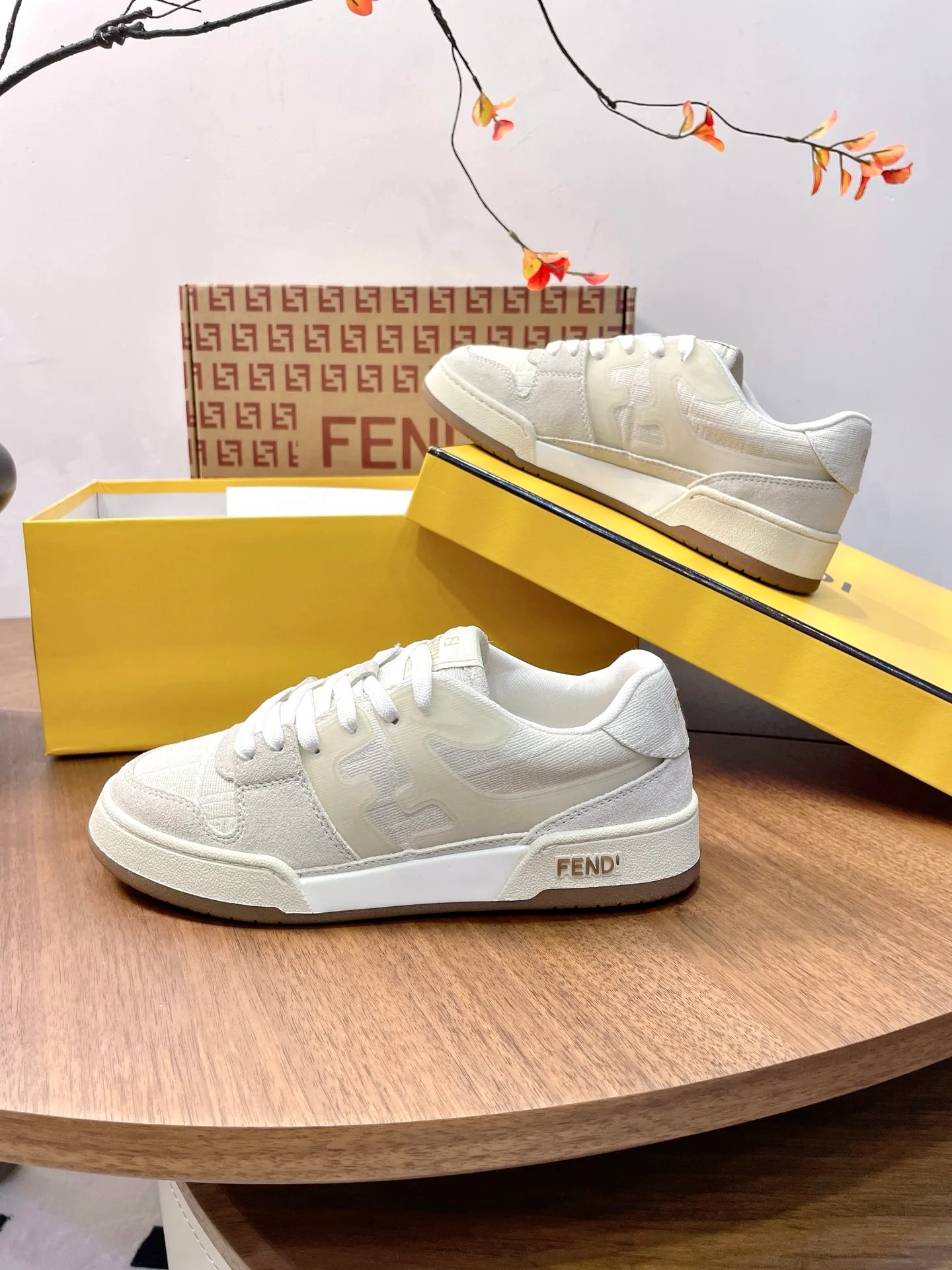 Кроссовки Женские Fendi 17957348