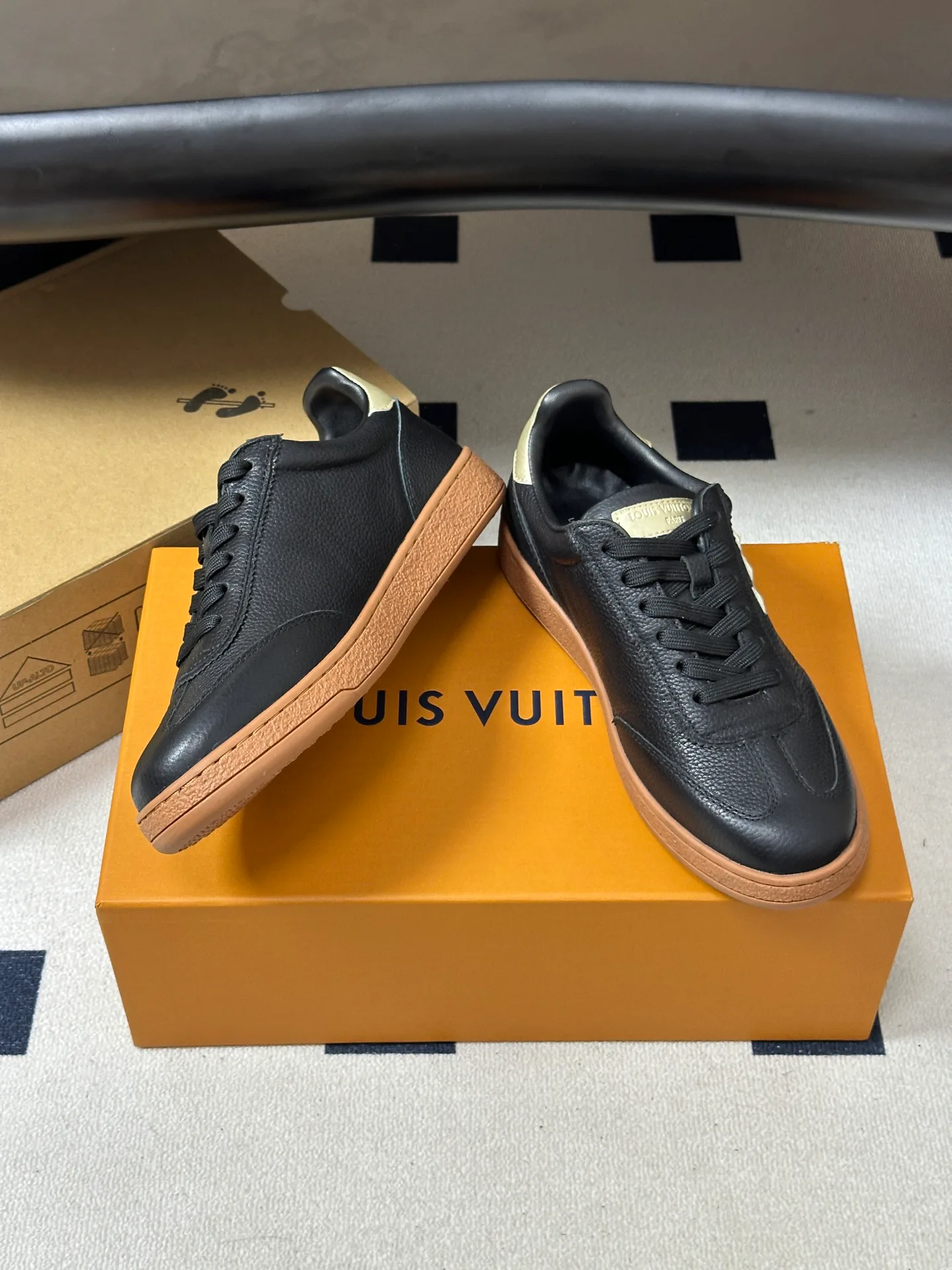 Кроссовки Женские Louis Vuitton 18340951