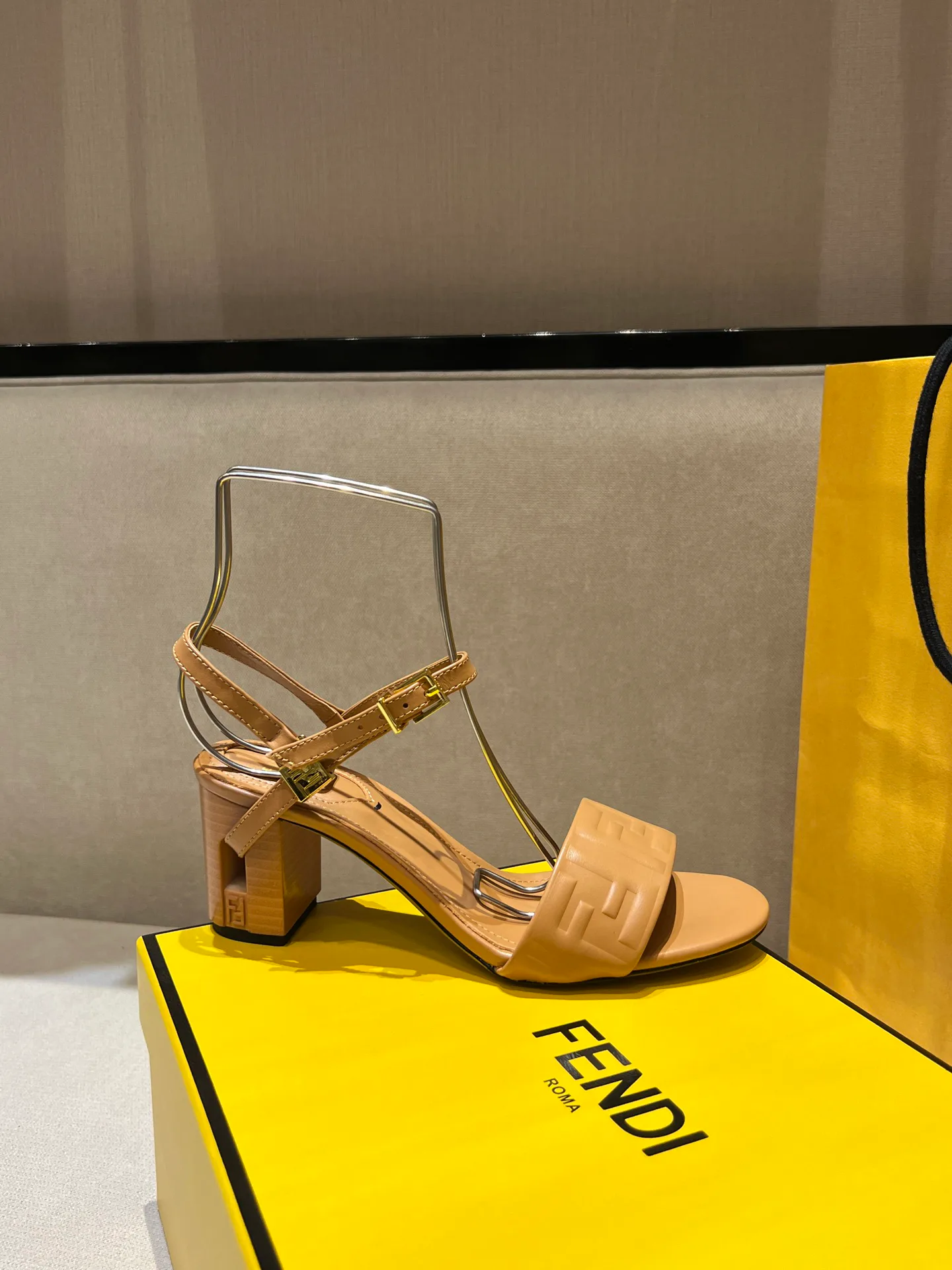 Босоножки Женские Fendi 17144233