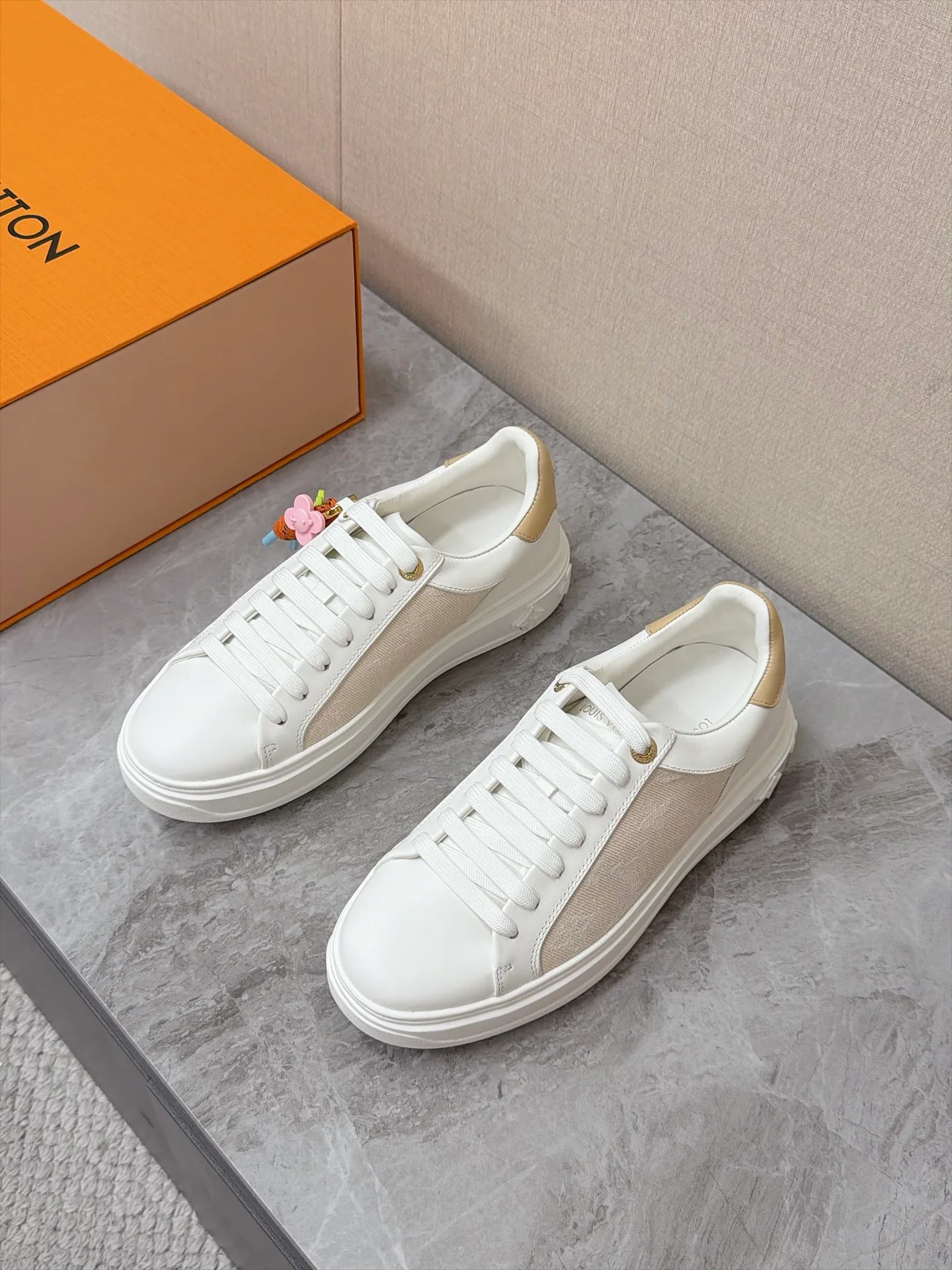 Кроссовки Женские Louis Vuitton 19143568