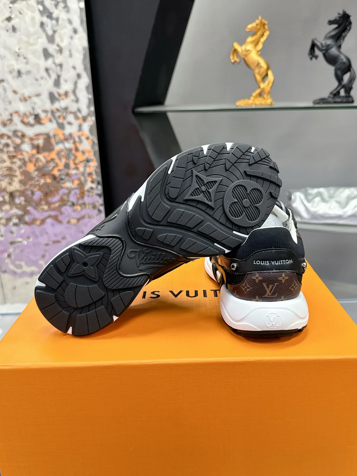 Кроссовки Женские Louis Vuitton 17530429