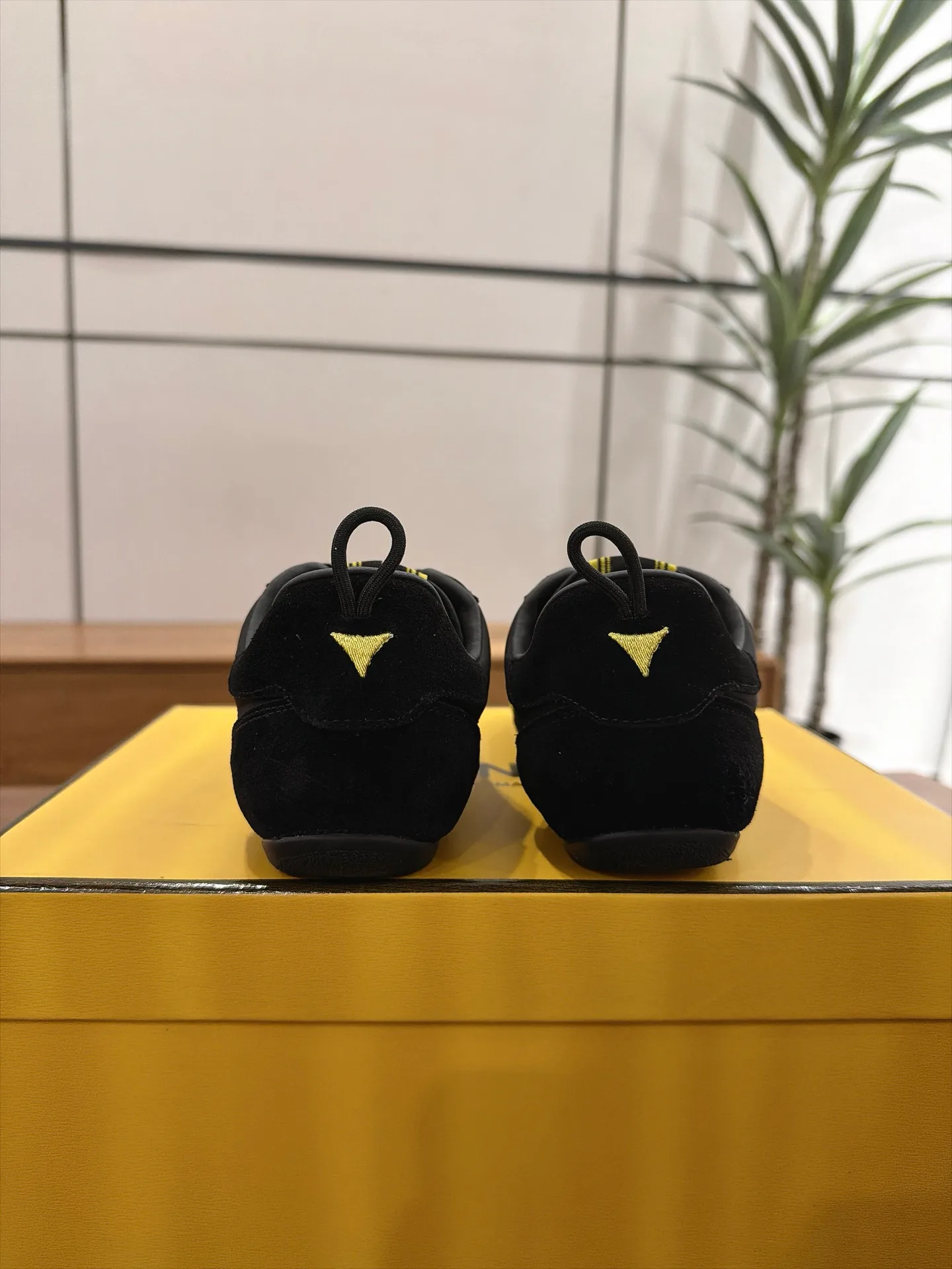 Кроссовки Женские Fendi 18373650