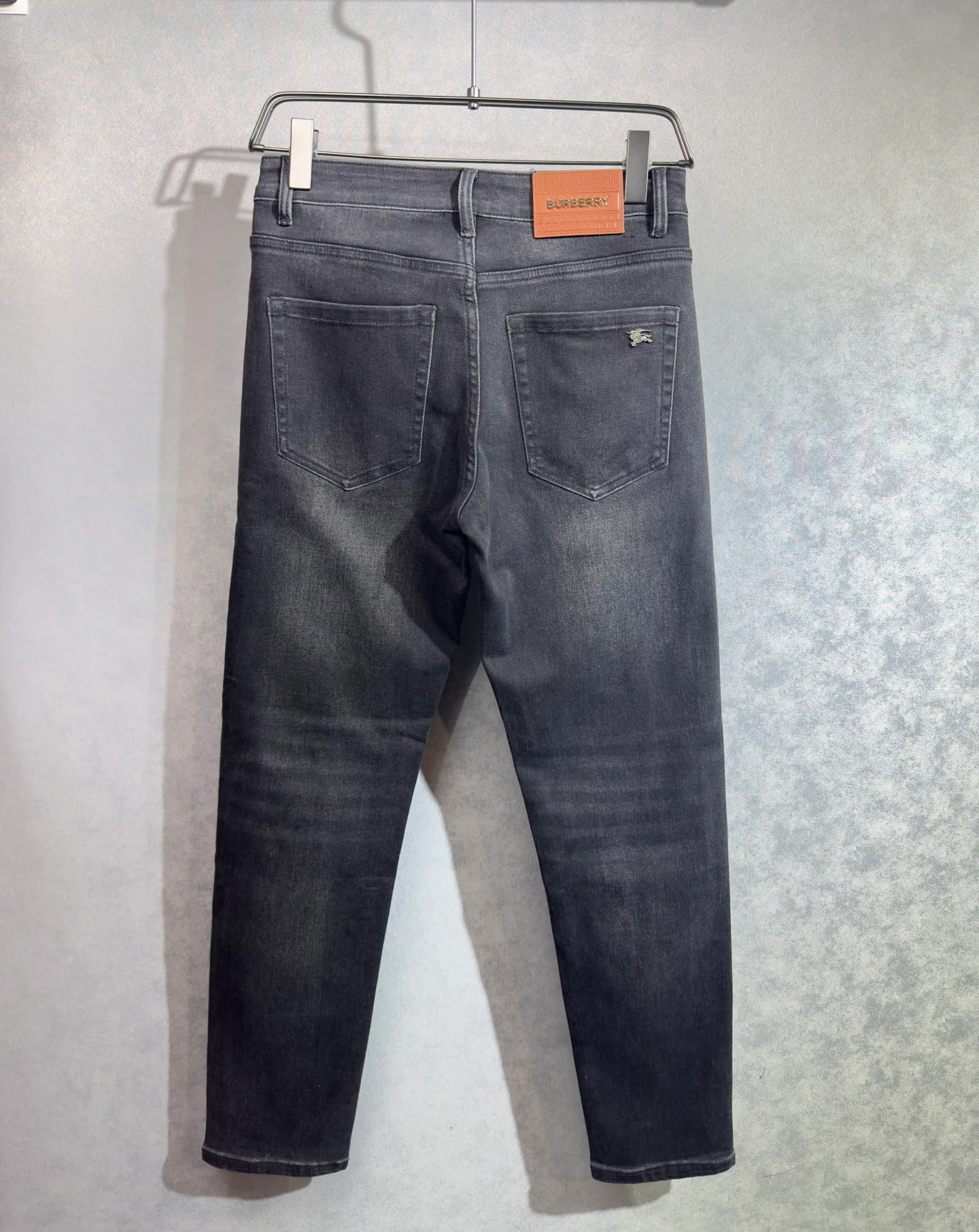 Джинсы Мужские Burberry 18098368