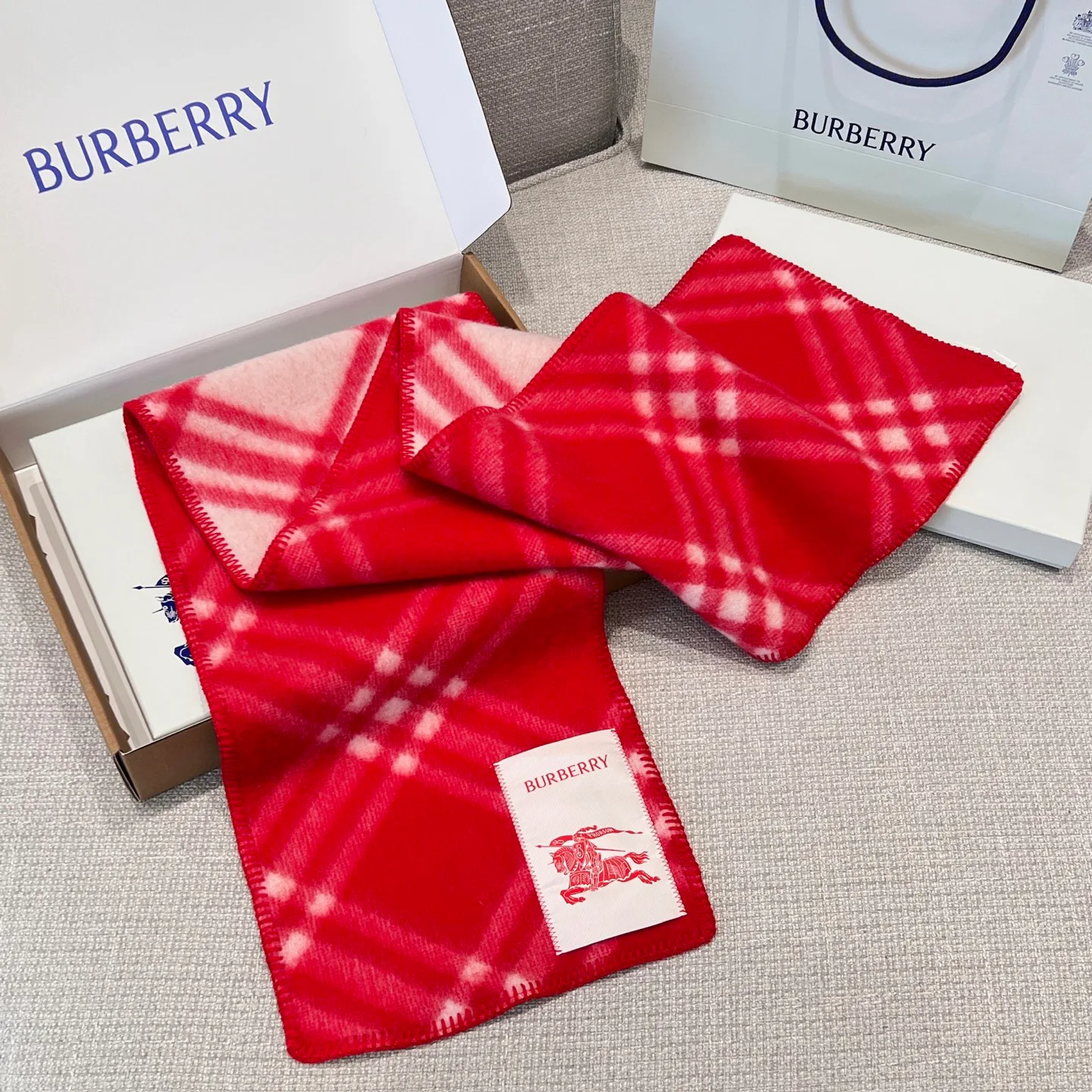 Шарфы Burberry 17945203