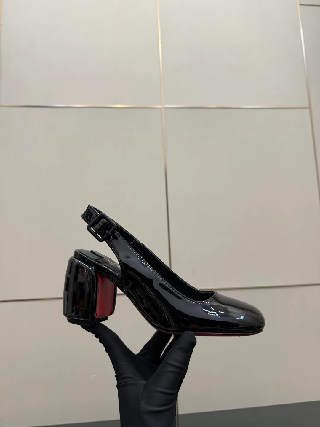 Туфли Женские Christian Louboutin 555389