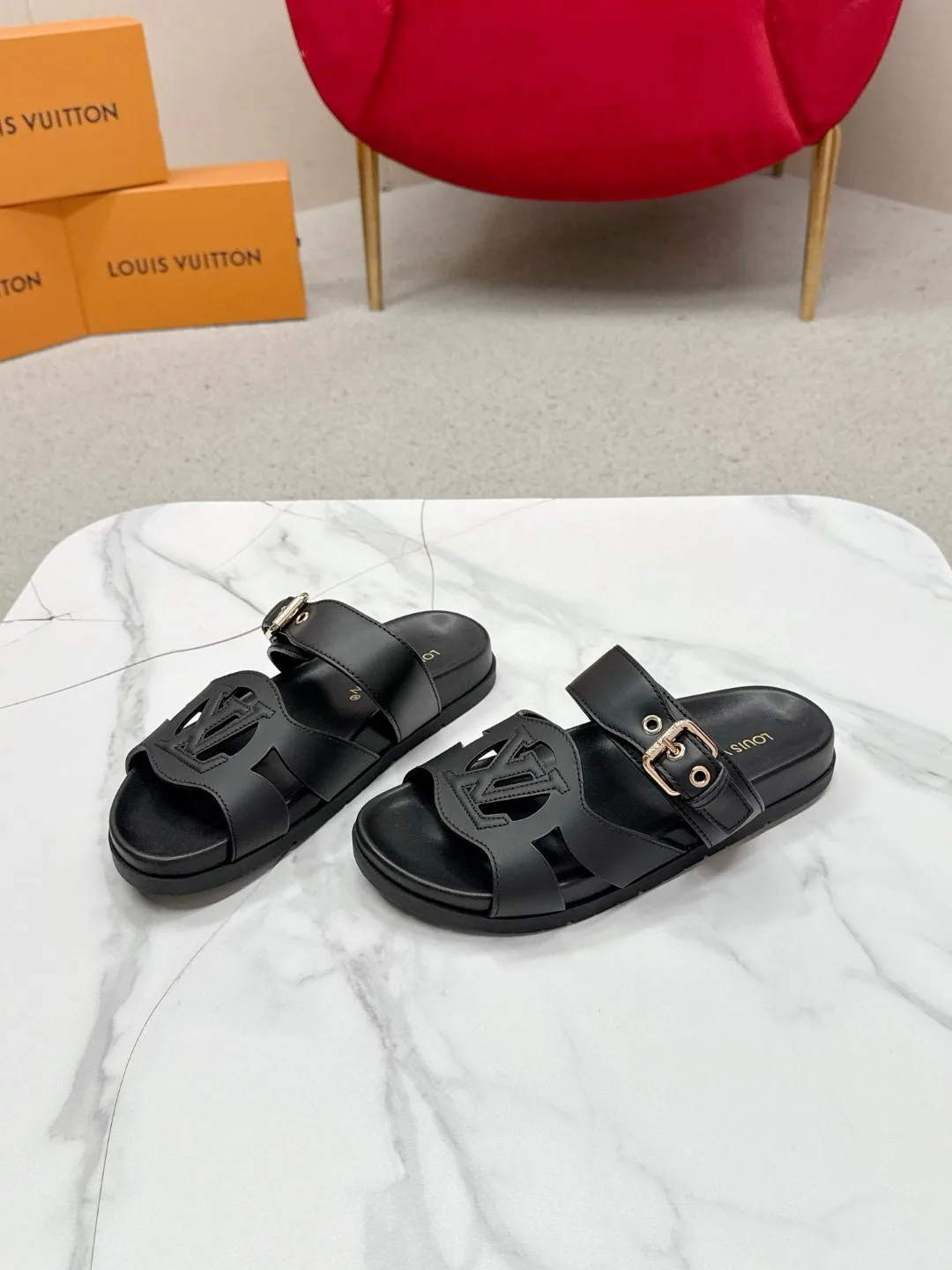 Шлепанцы Женские Louis Vuitton 18235689