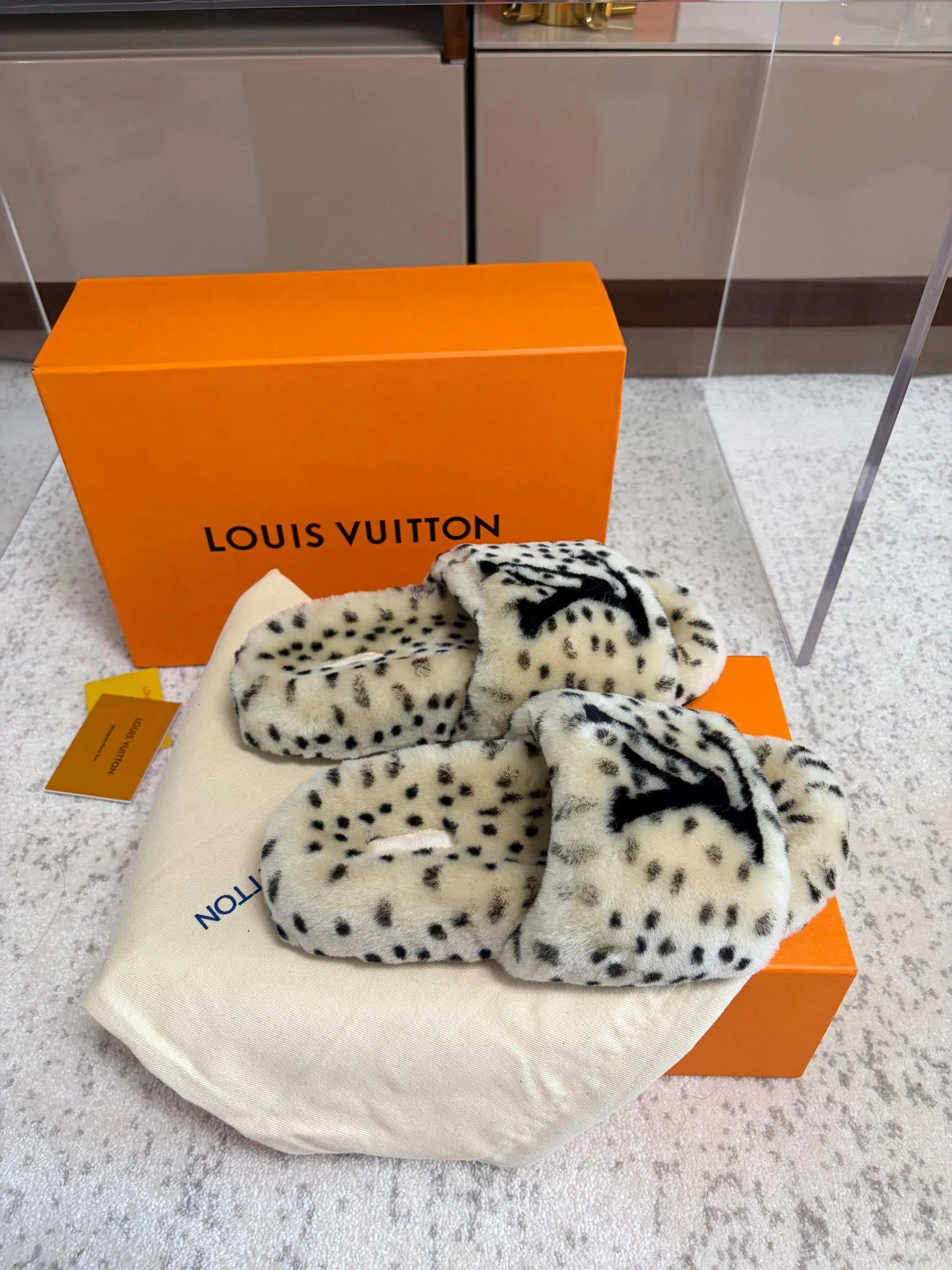 Тапочки Женские Louis Vuitton 18436103