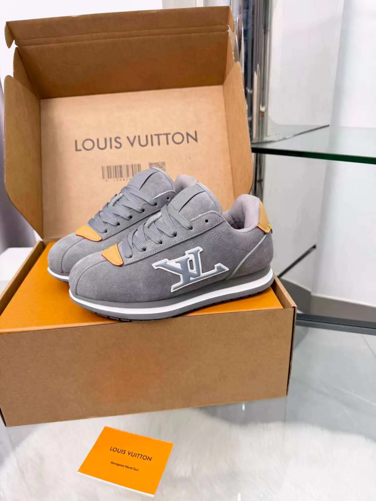 Кроссовки Женские Louis Vuitton 18417395