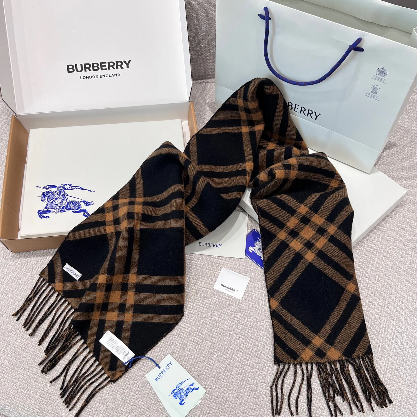 Шарфы Burberry 17945527