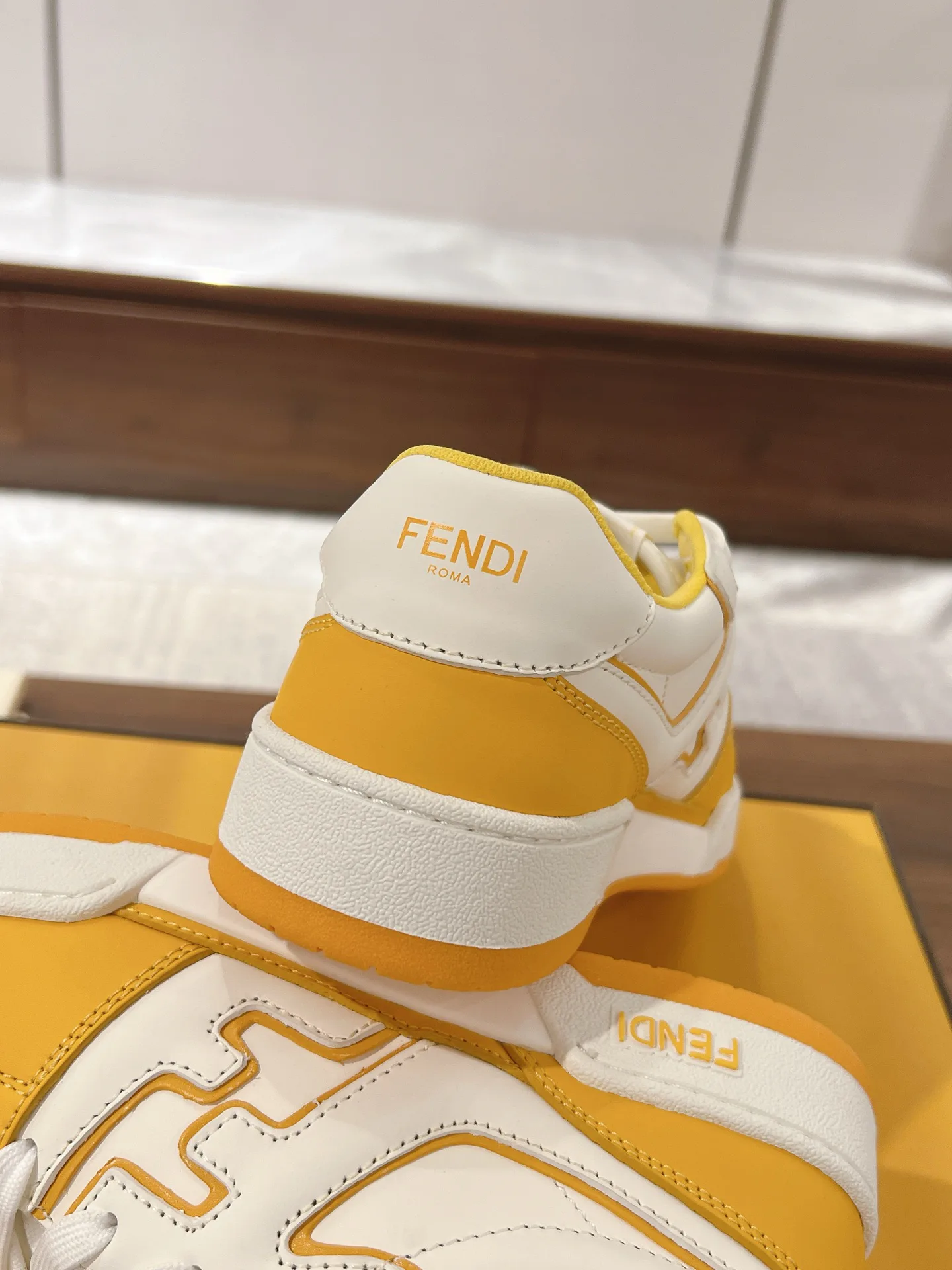 Кроссовки Женские Fendi 18219545
