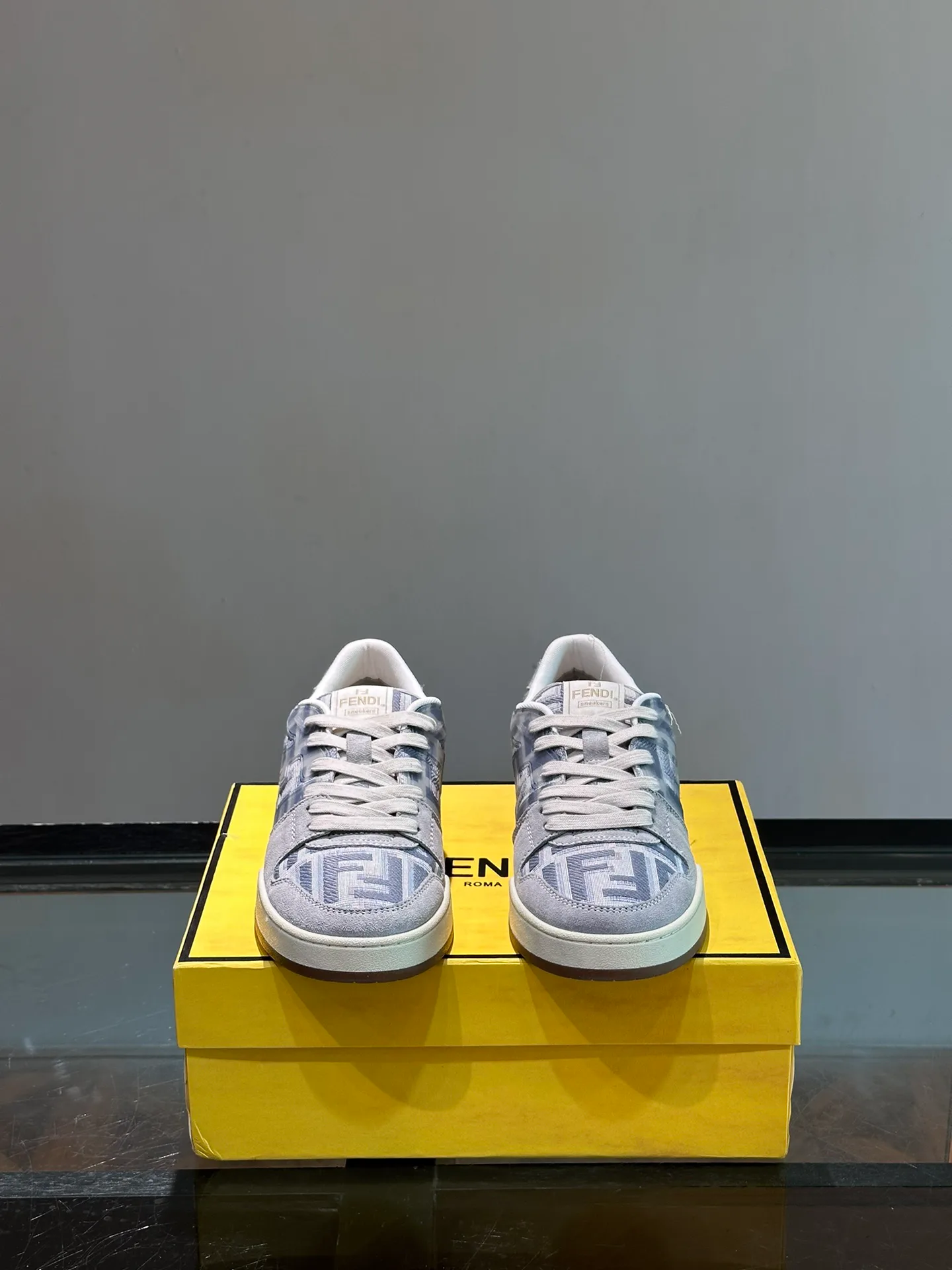 Кроссовки Женские Fendi 21321