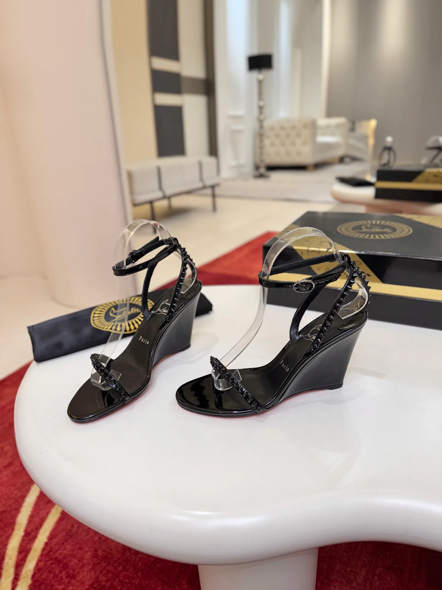 Босоножки Женские Christian Louboutin 18500921