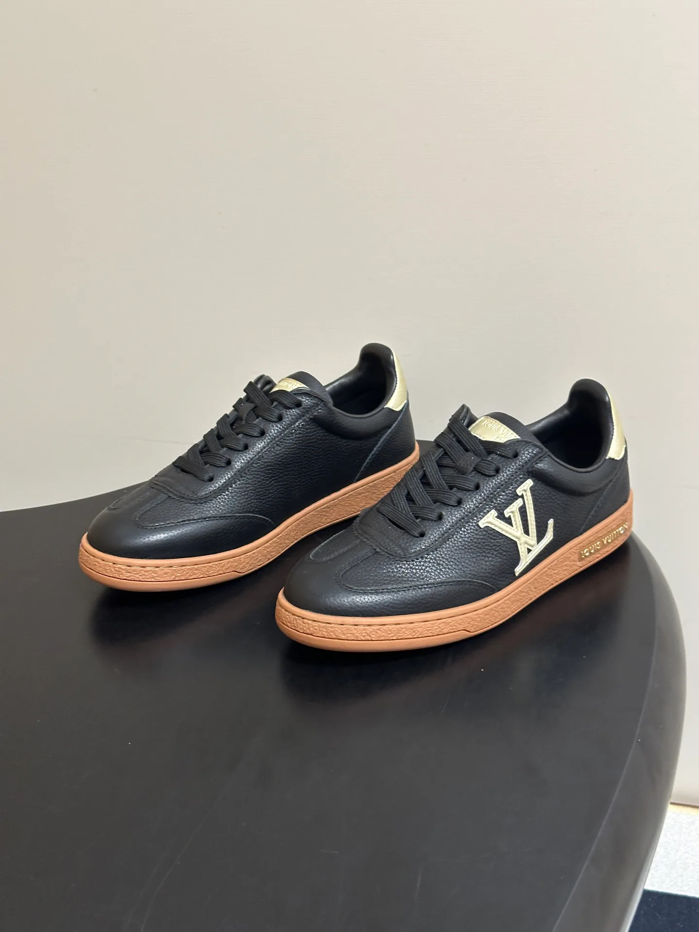 Кроссовки Женские Louis Vuitton 18340951