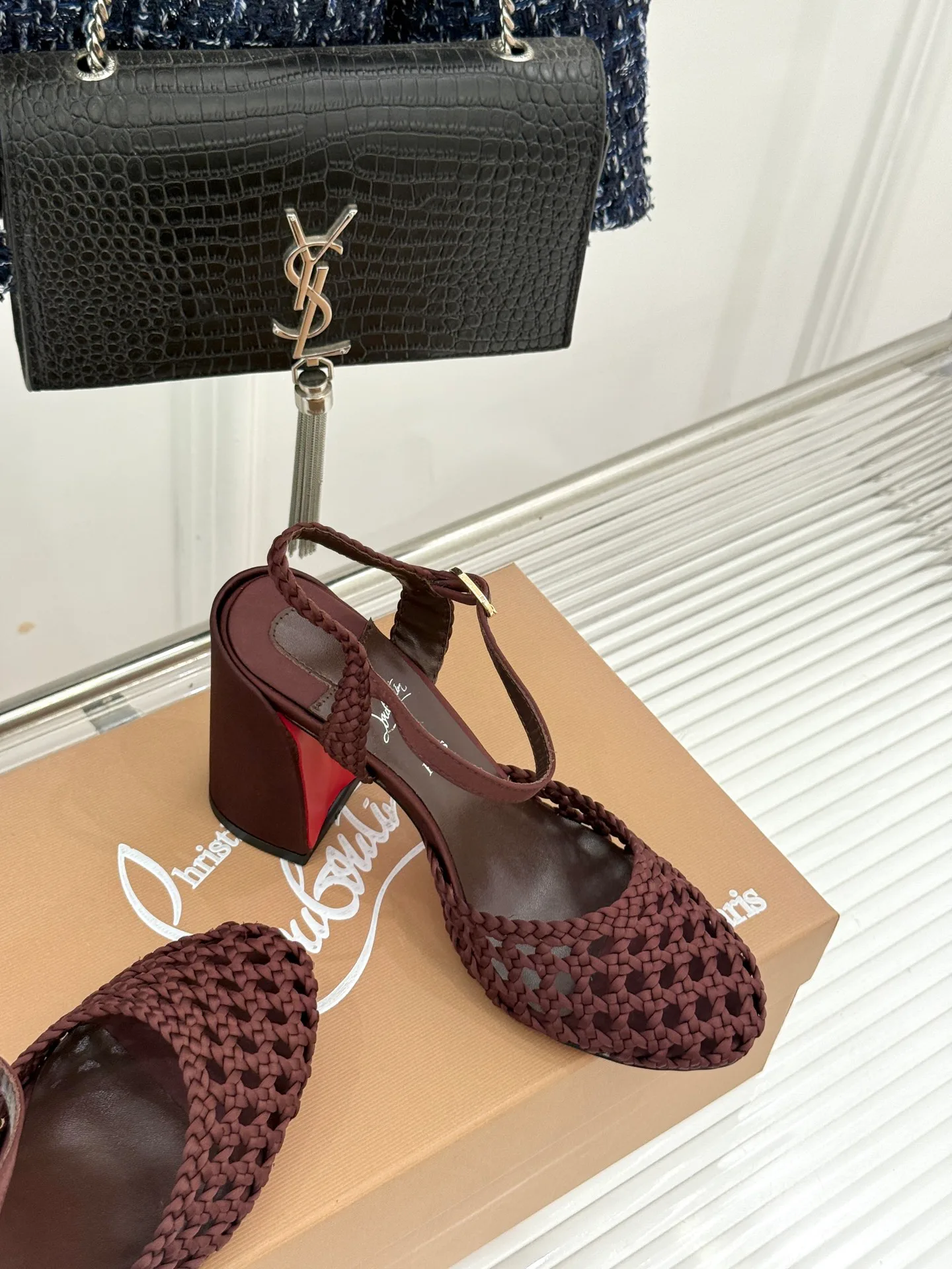 Босоножки Женские Christian Louboutin 19367920