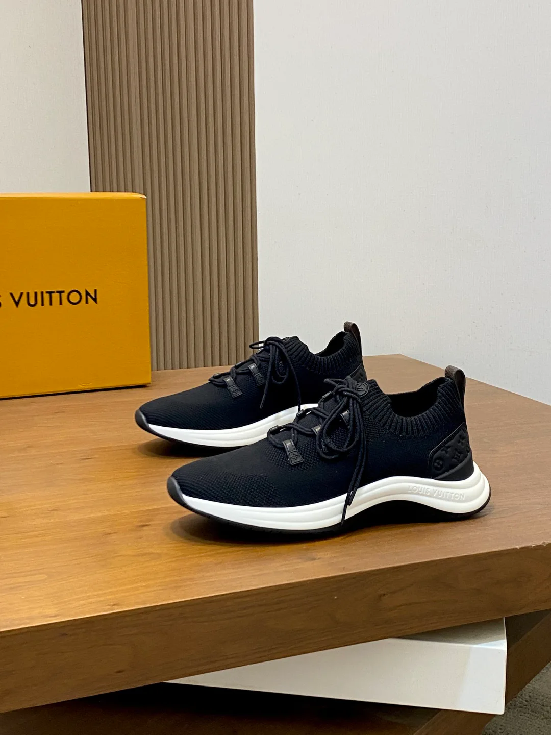 Кроссовки Женские Louis Vuitton 18749227